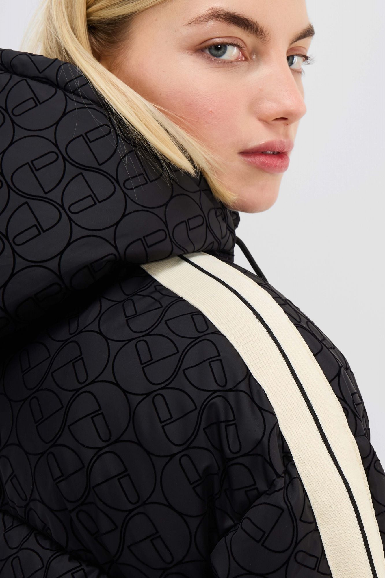 ELLESSE HONDO PADDED JACKET en color NEGRO (3)