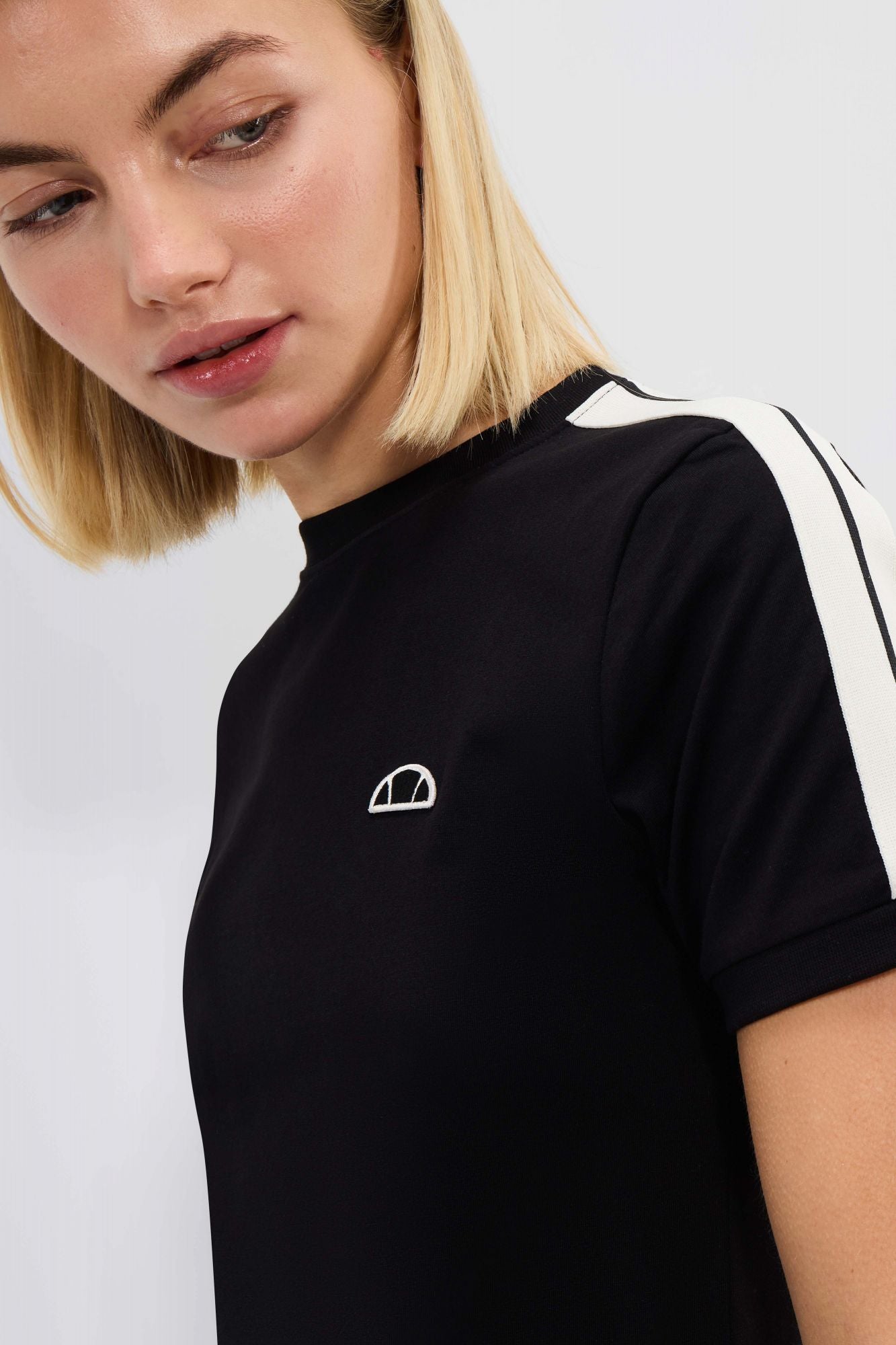 ELLESSE ZECORA TEE en color NEGRO (3)