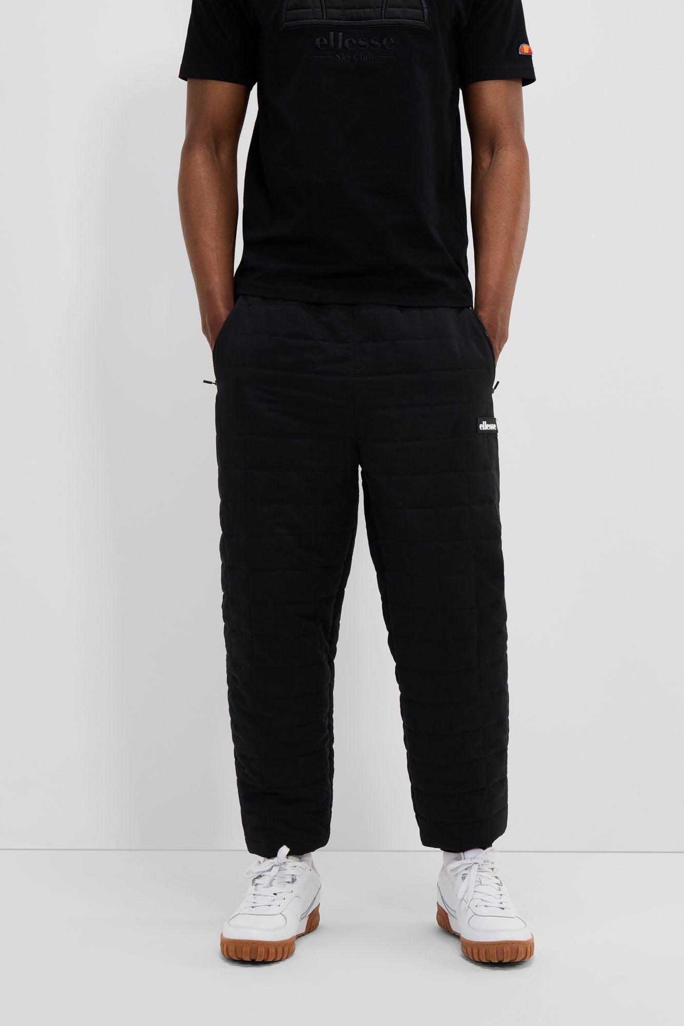 ELLESSE REMERA TRACK PANT en color NEGRO (1)