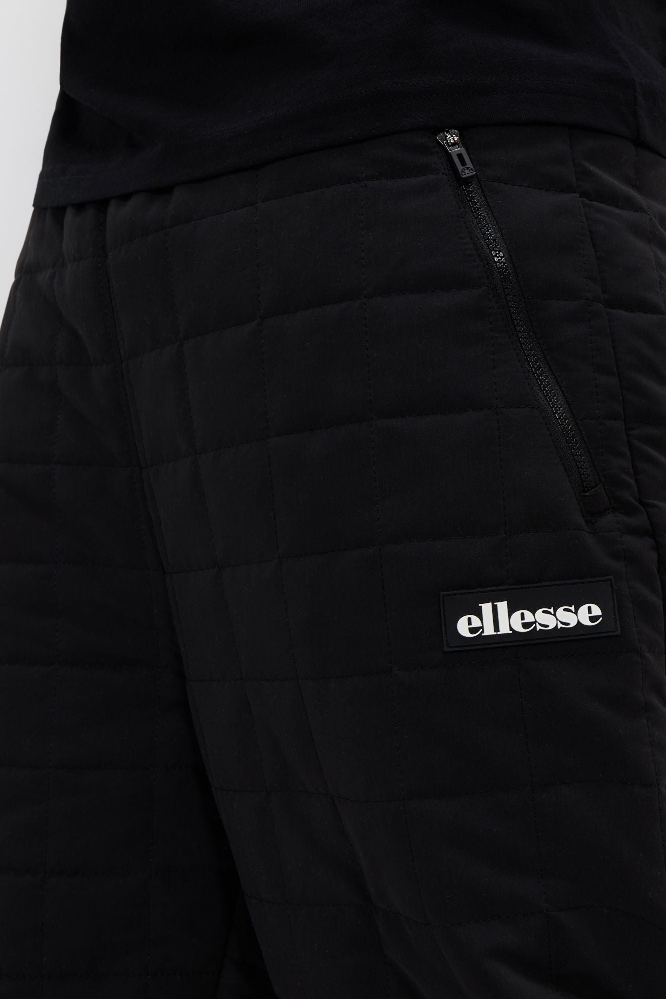 ELLESSE REMERA TRACK PANT en color NEGRO (3)
