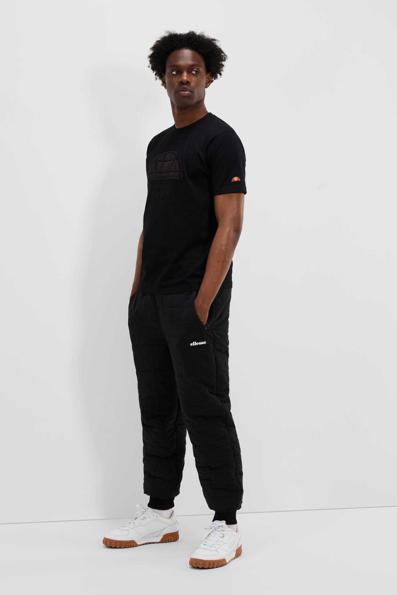 ELLESSE REMERA TRACK PANT en color NEGRO (4)