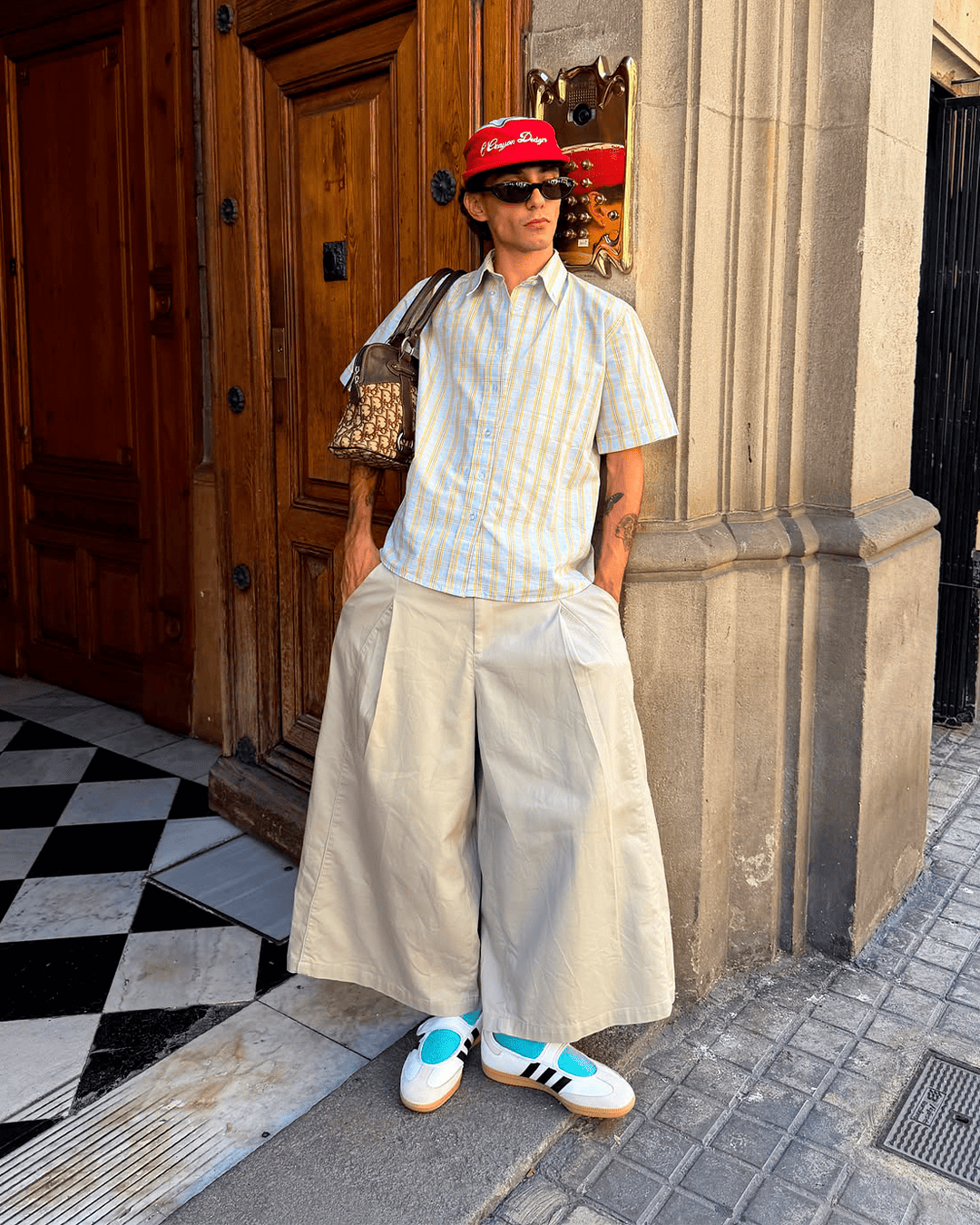 Look street de @arnaauferreer con sneakers ADIDAS ORIGINALS