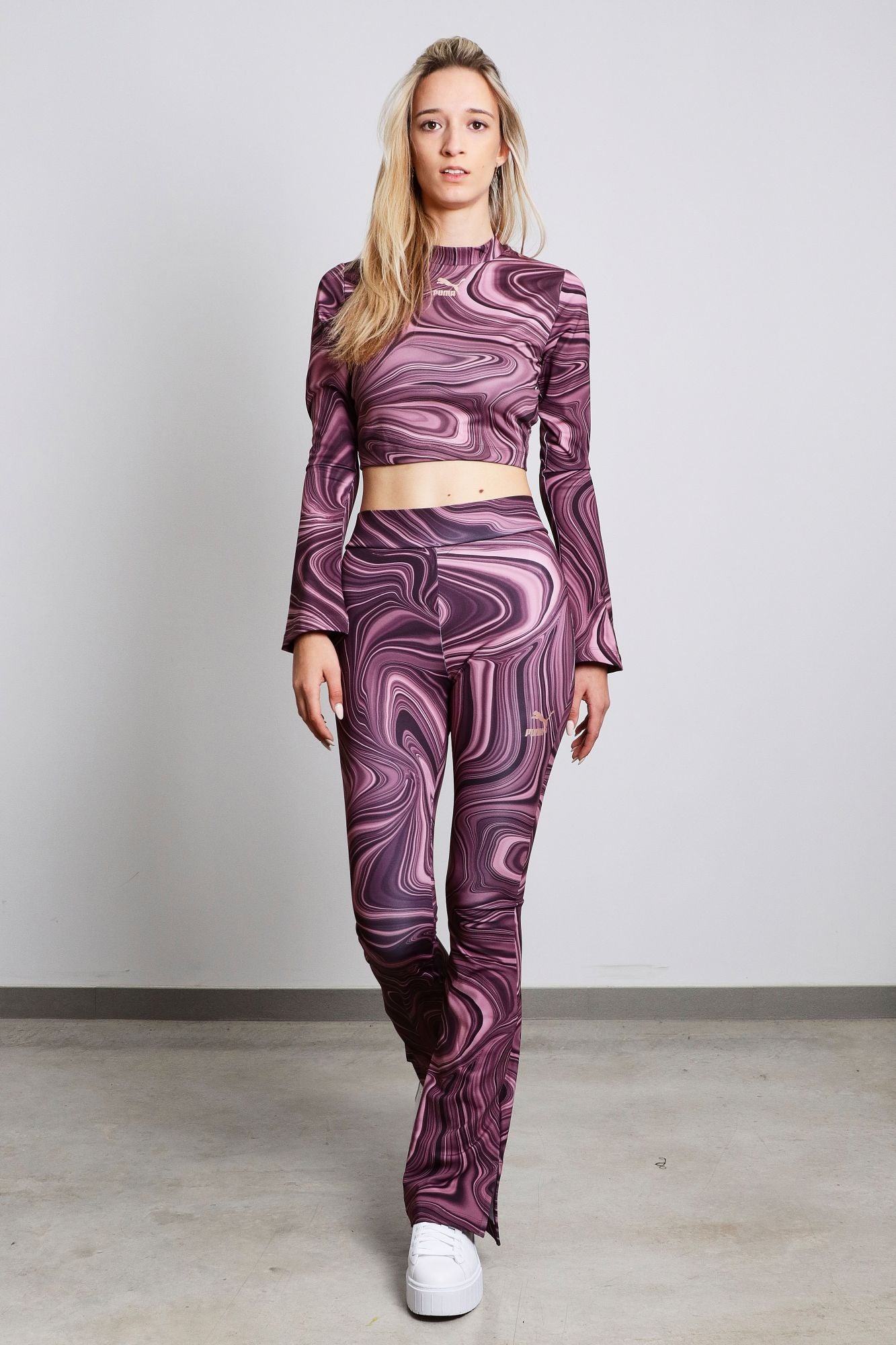 PUMA PUMA X AITANA  FLARED en color VIOLETA (3)