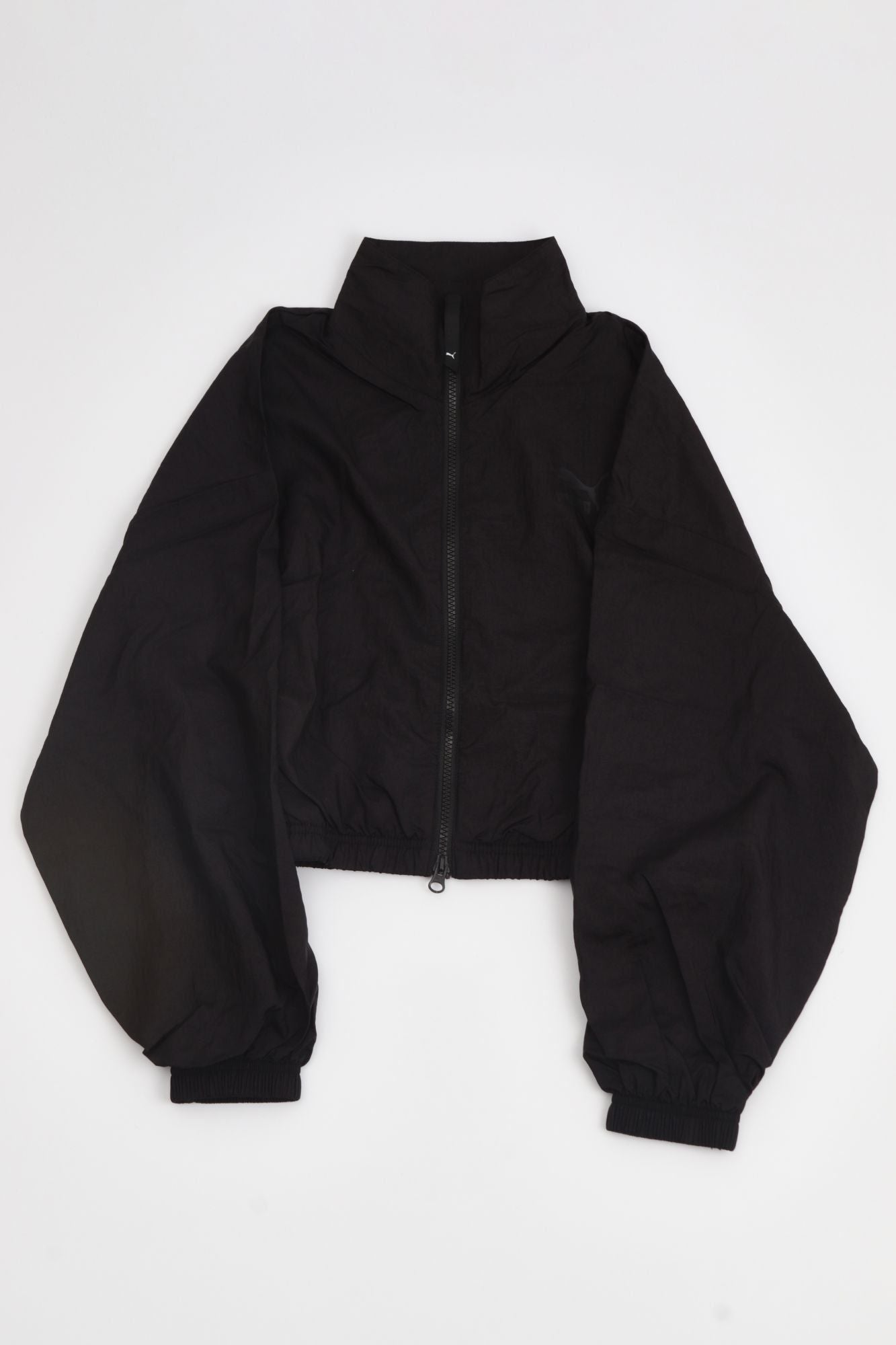 PUMA DARE TO WOVEN CROPPED TRAC en color NEGRO (2)