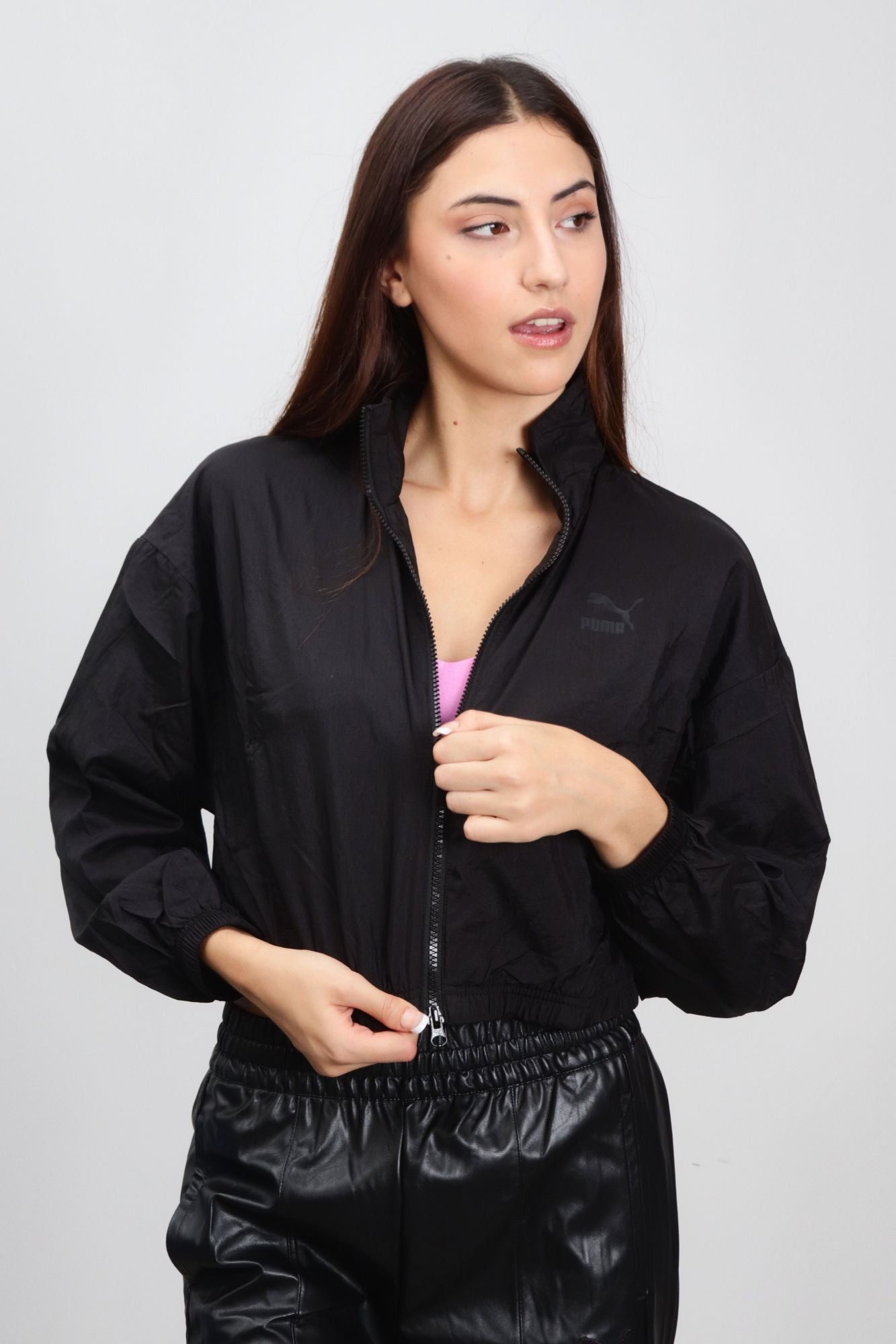 PUMA DARE TO WOVEN CROPPED TRAC en color NEGRO (3)