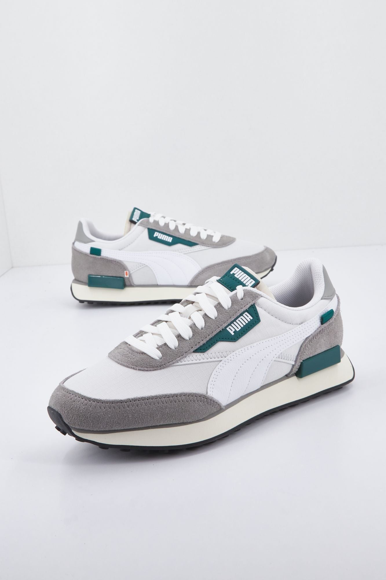PUMA  FUTURE RIDER PLAY ON SD en color GRIS (1)
