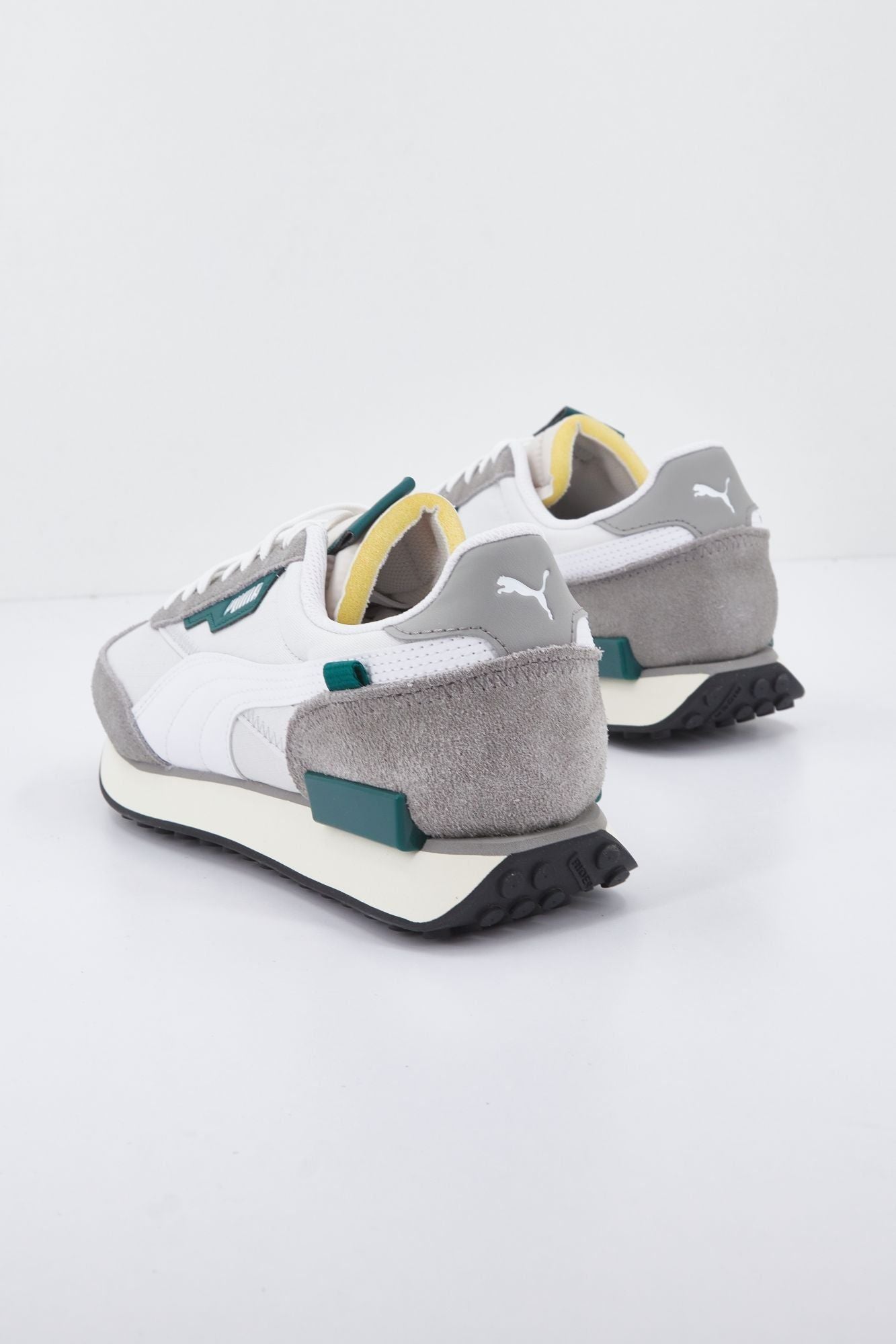 PUMA  FUTURE RIDER PLAY ON SD en color GRIS (2)
