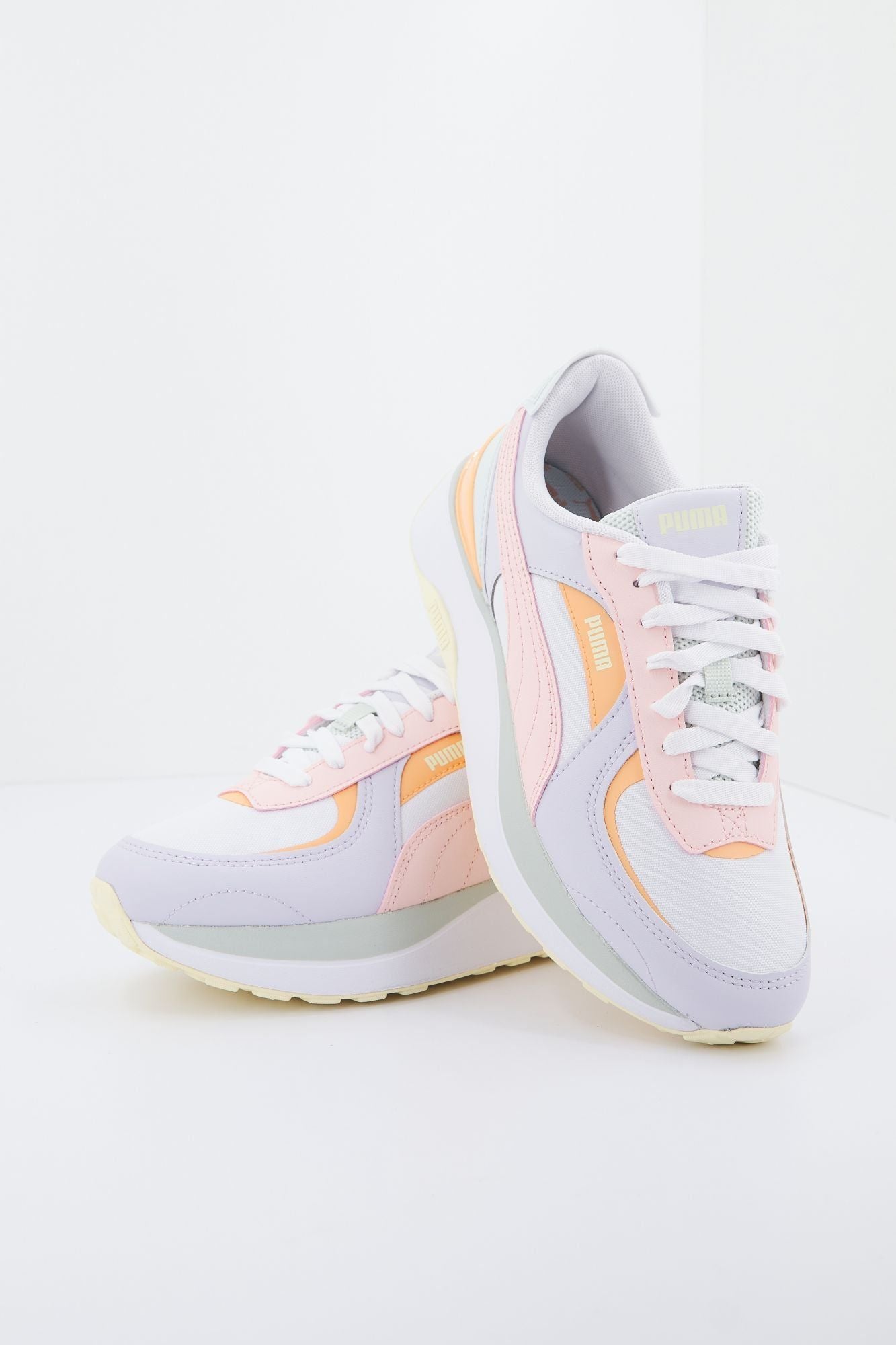 PUMA CRUISE RIDER NU POP en color BLANCO (2)