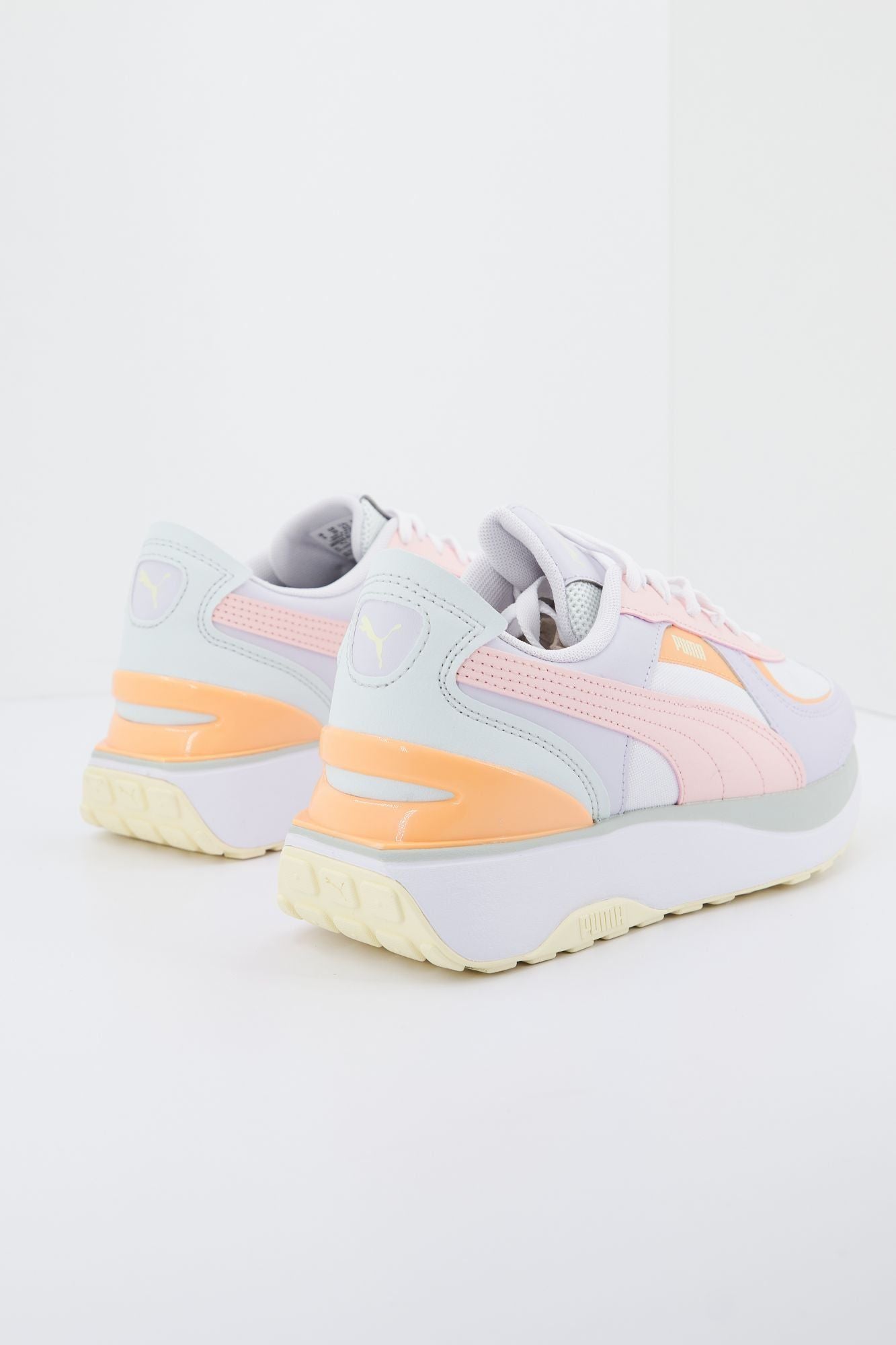 PUMA CRUISE RIDER NU POP en color BLANCO (4)