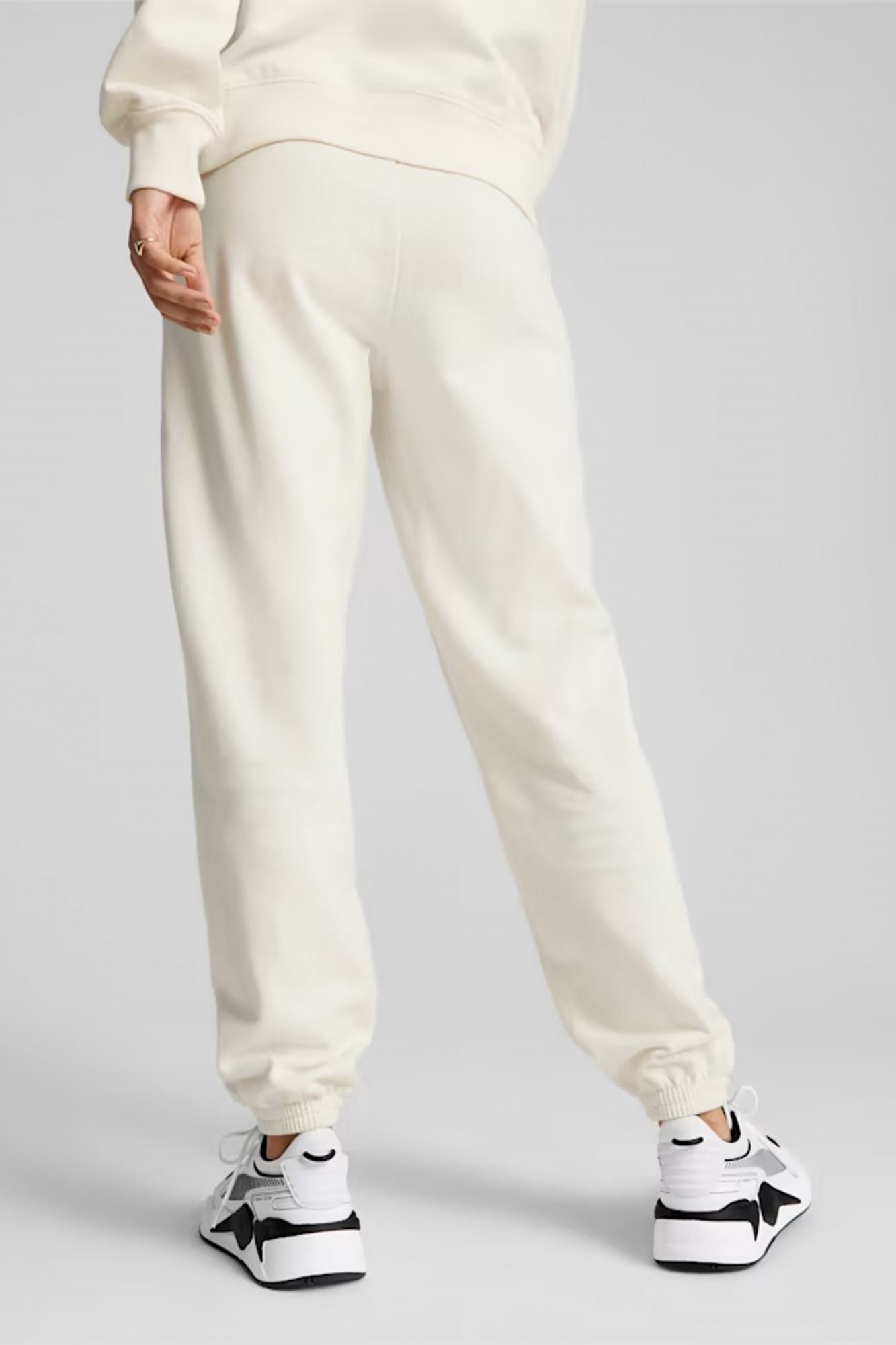 PUMA CLASSICS SWEATPANTS en color BEIS (3)