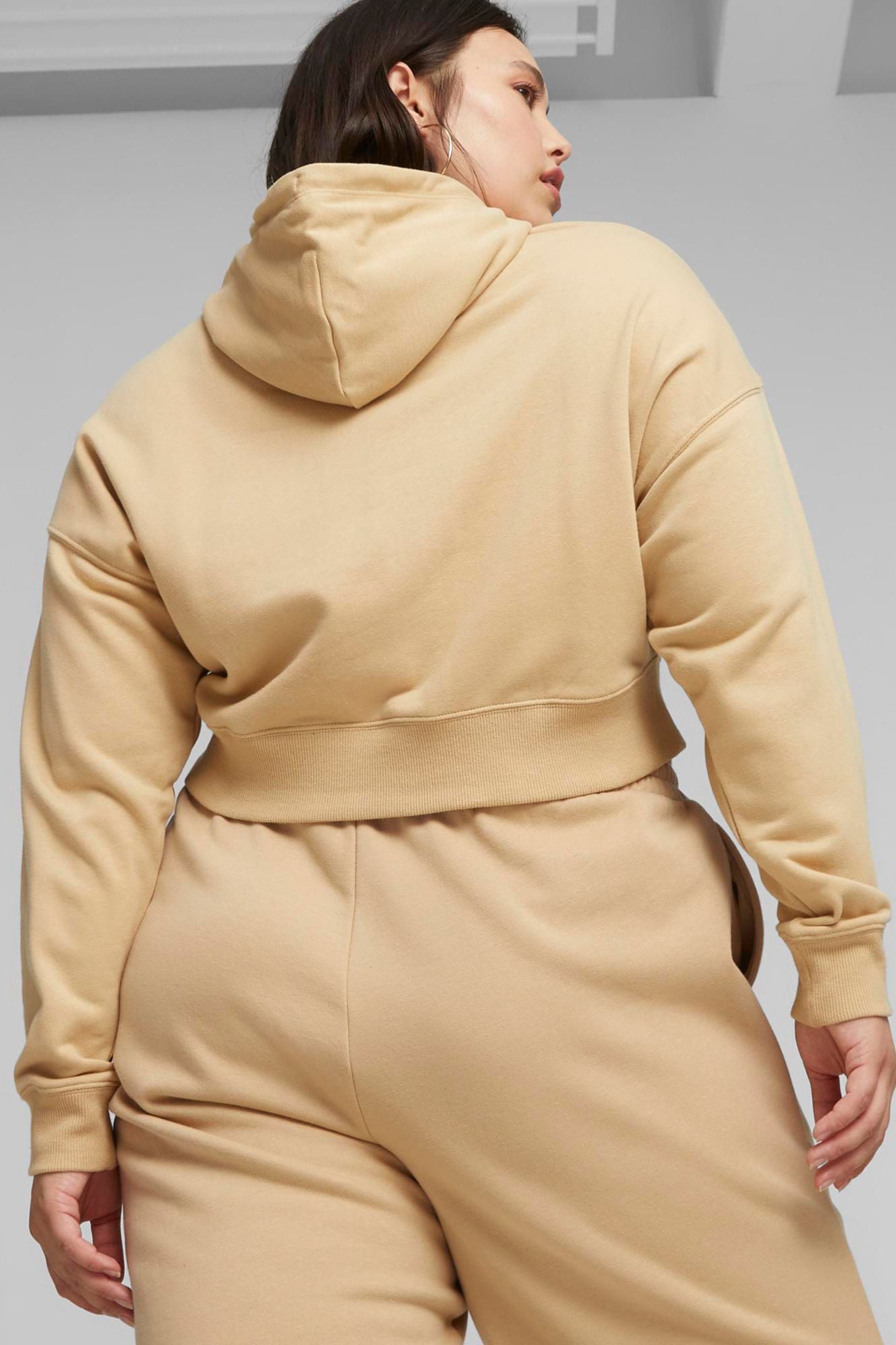 PUMA CLASSICS CROPPED HOODLE en color MARRON CLARO (3)
