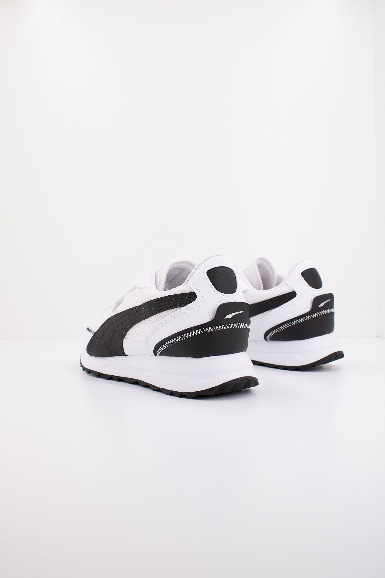 PUMA ROAD RIDER LTH en color BLANCO (3)