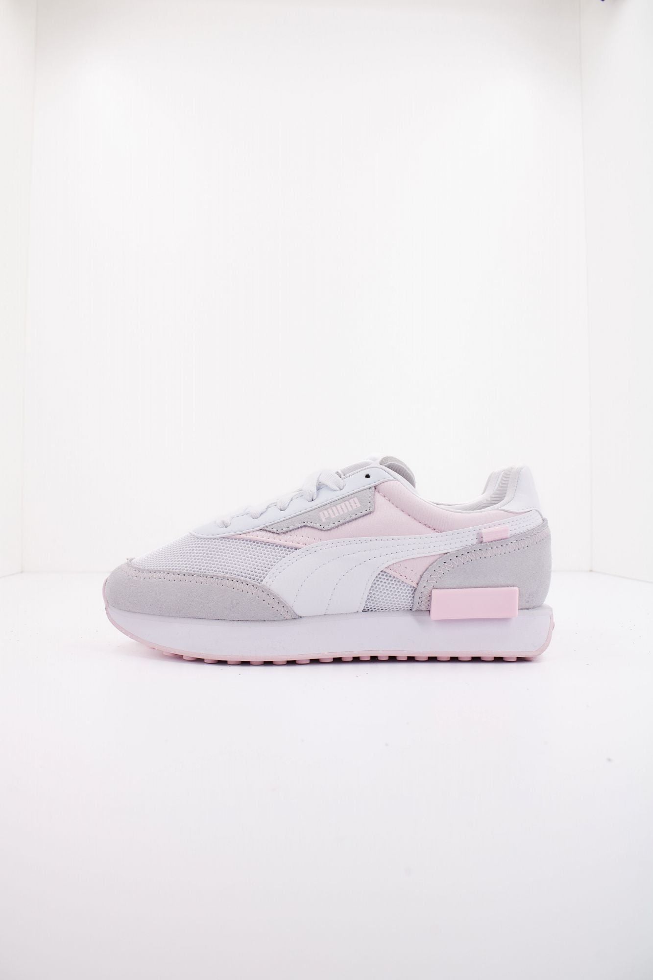 PUMA FUTURE RIDER QUEEN OF <3S en color BLANCO (1)