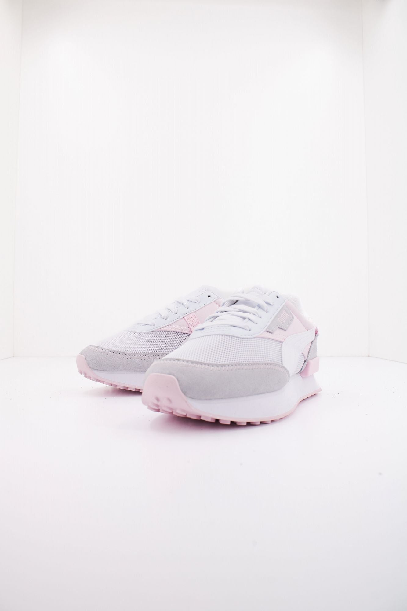 PUMA FUTURE RIDER QUEEN OF <3S en color BLANCO (2)