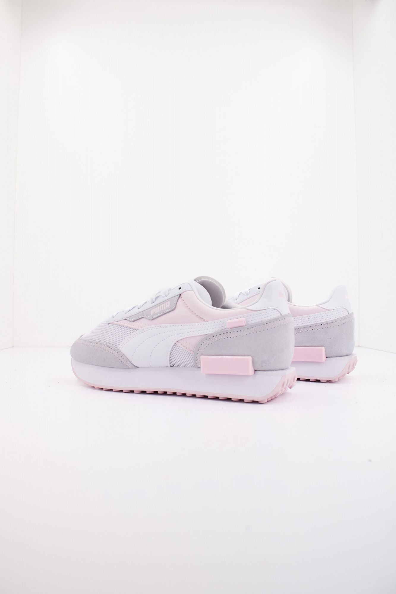 PUMA FUTURE RIDER QUEEN OF <3S en color BLANCO (3)