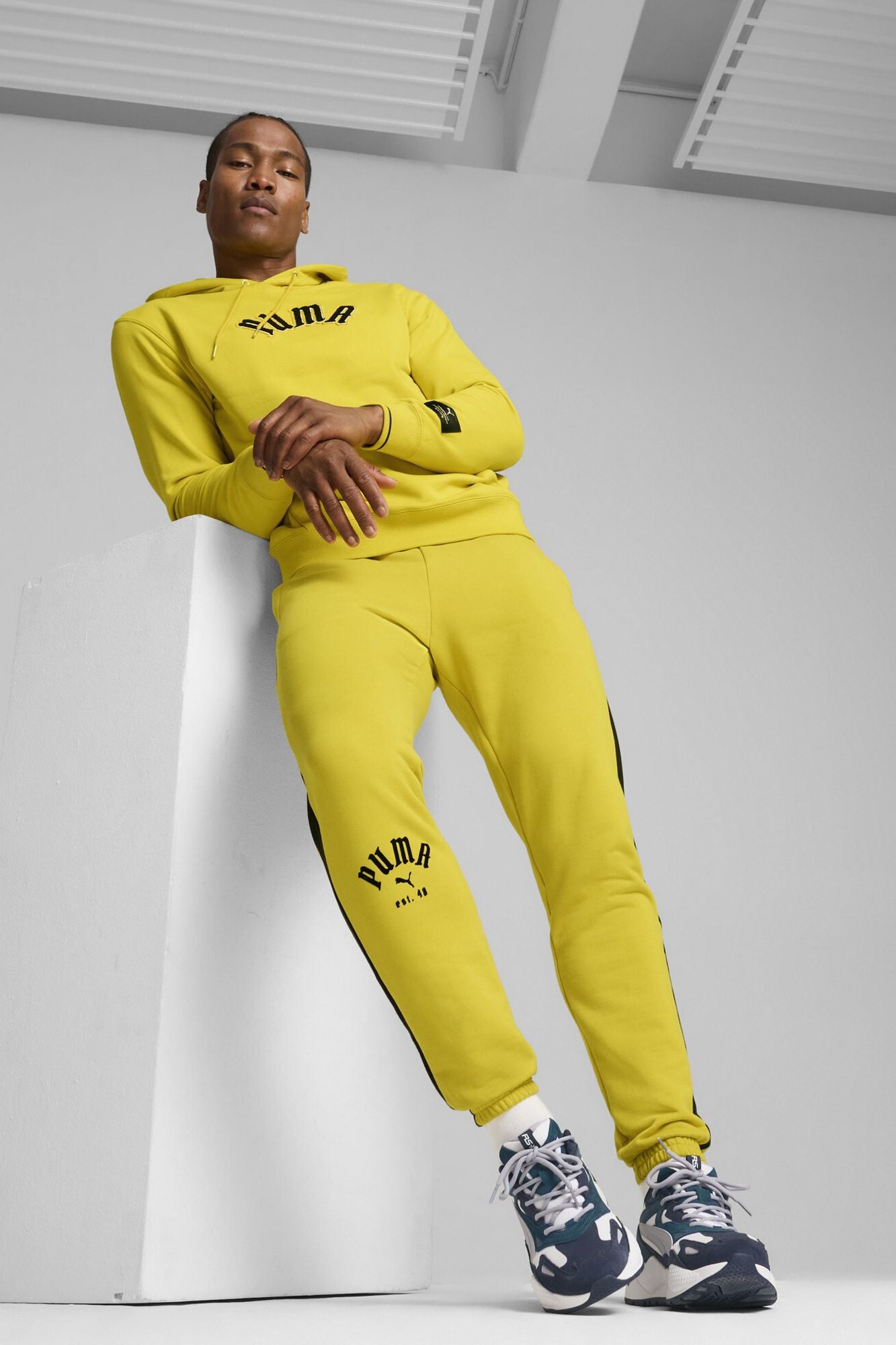 PUMA T7 PLAY PARIS SWEATPANTS en color AMARILLO (4)