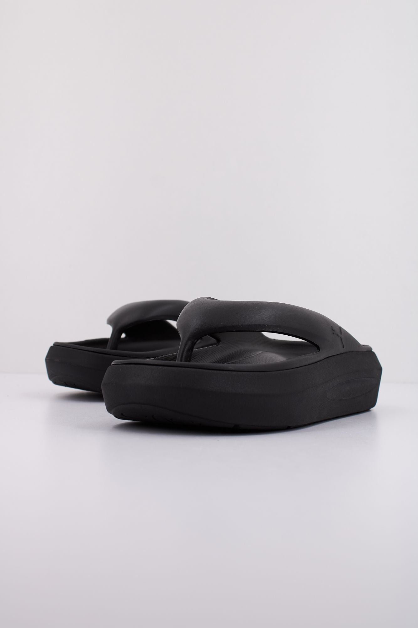 PUMA FLATTER FLIP en color NEGRO (2)