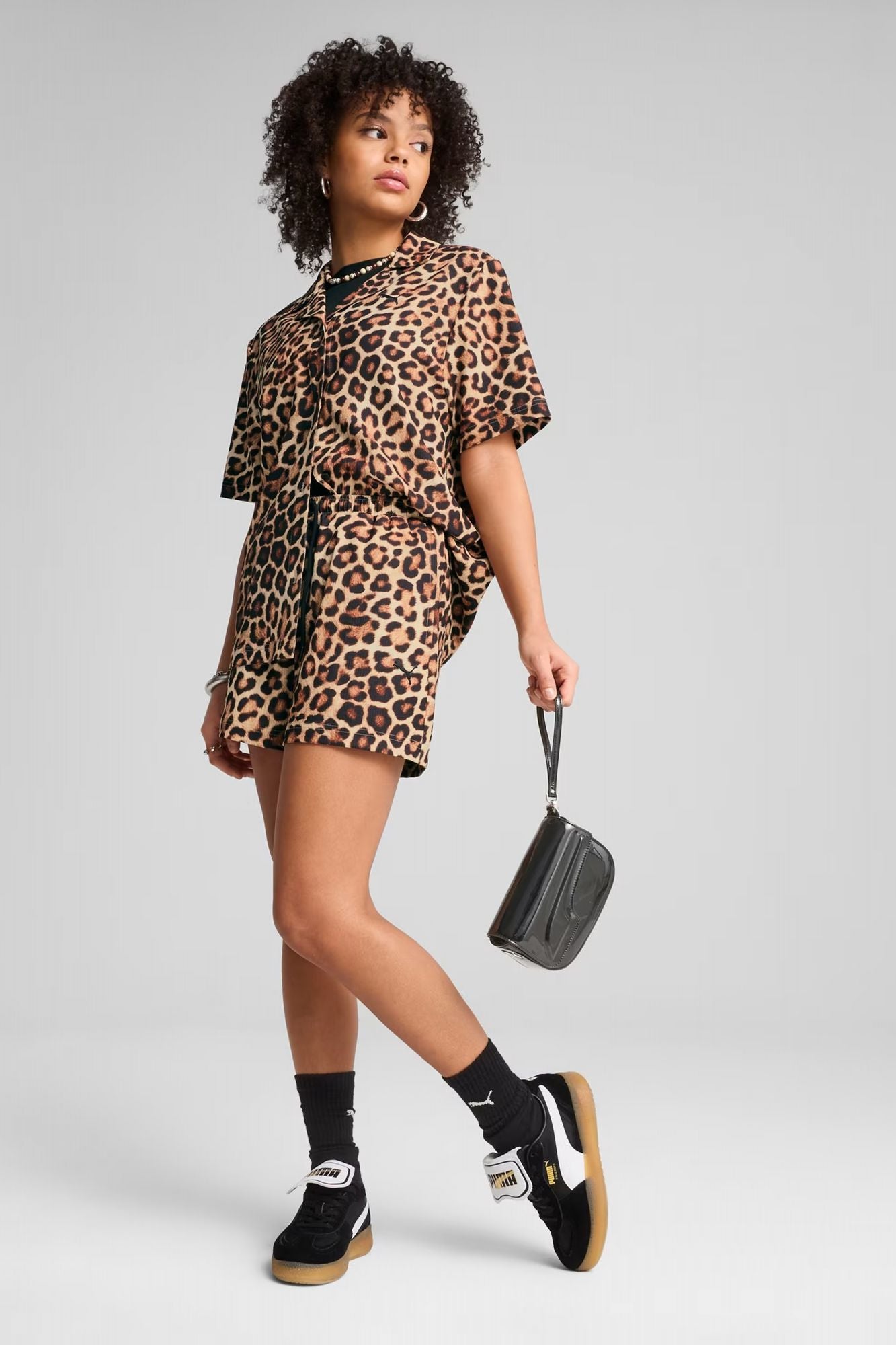 PUMA  LEO LUXE RELAXED AOP SHIRT en color ANIMAL PRINT (4)