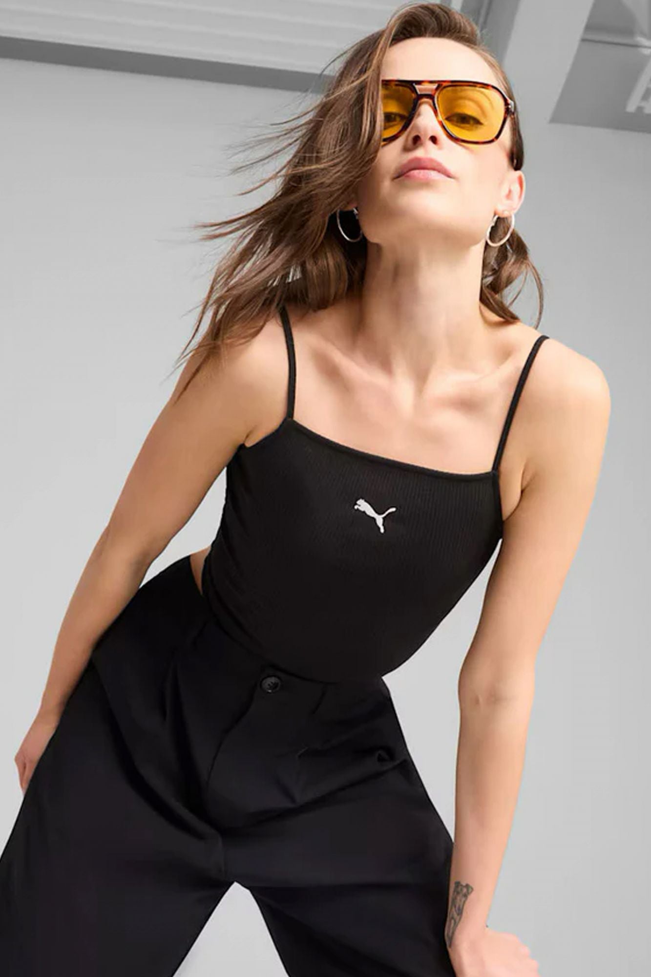 PUMA WARDROBE ESS RIBBED TANK T en color NEGRO (1)