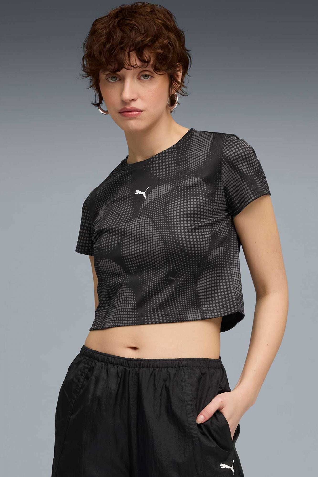 PUMA DARE TO AOP BABY TEE en color NEGRO (4)