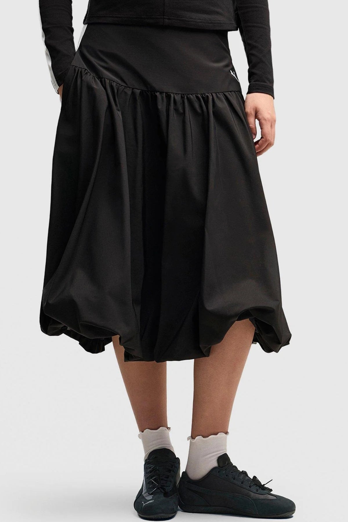 PUMA T7 BALLOON WOVEN MIDI SKIRT en color NEGRO (1)