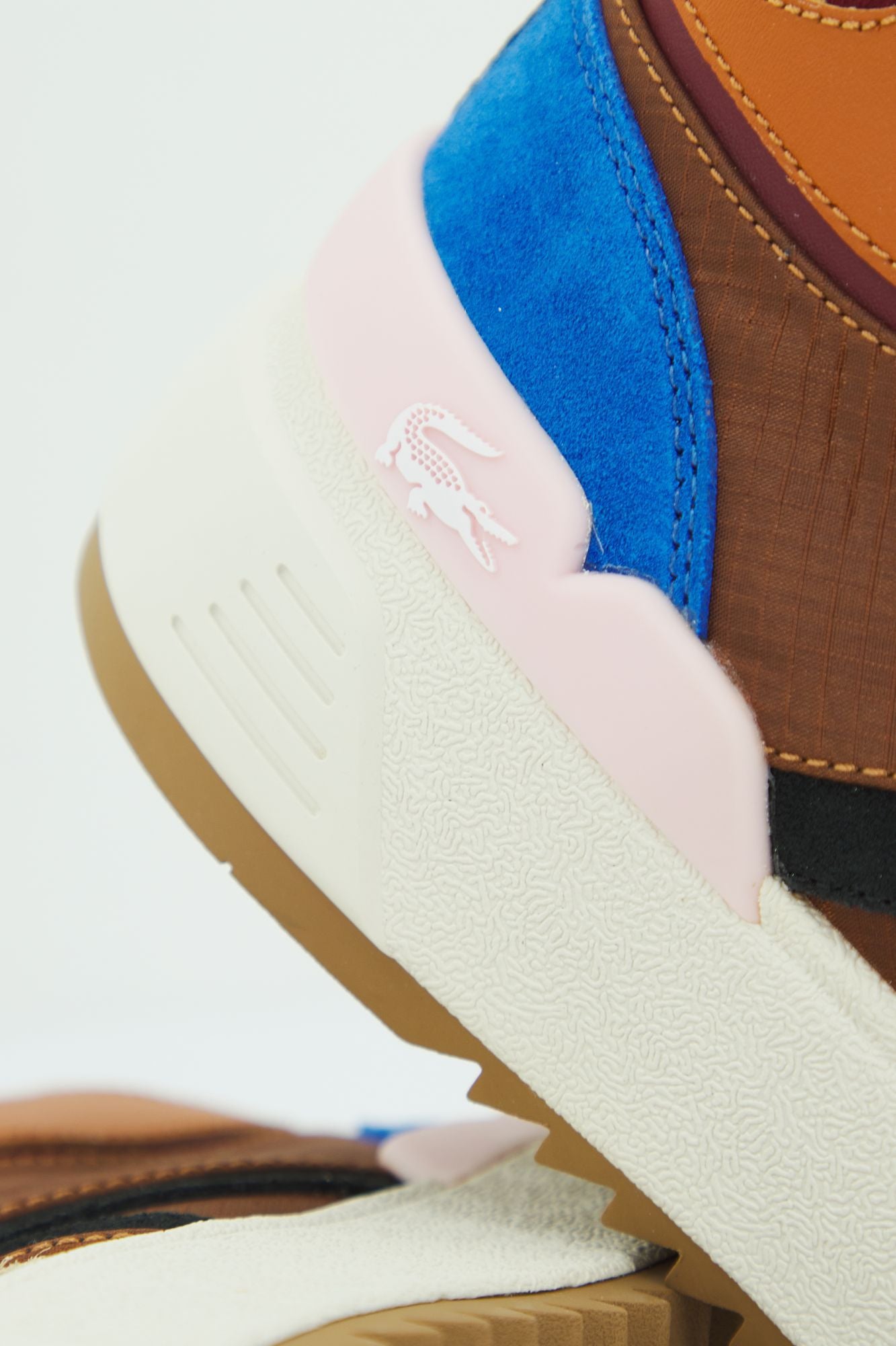 LACOSTE L002 WNTR MID en color MARRON (4)