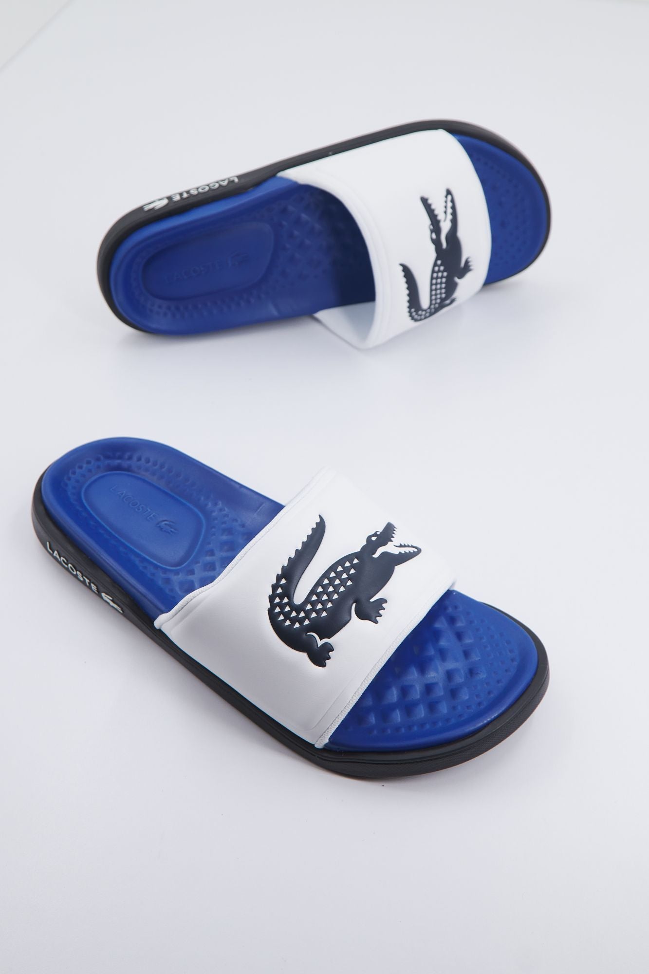 LACOSTE SERVE SLIDE DUAL 1231 CMA en color BLANCO (1)