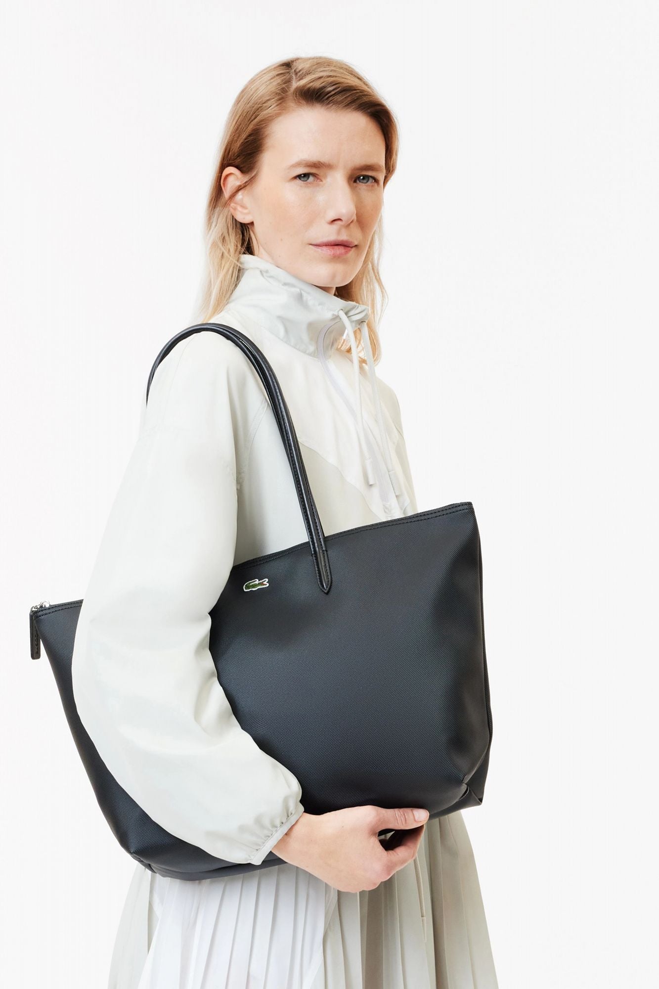LACOSTE  LARGE COATED CANVAS TOTE en color NEGRO (4)