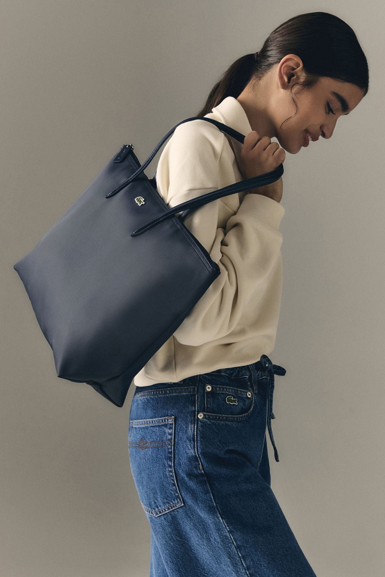 LACOSTE  LARGE COATED CANVAS TOTE en color AZUL (3)