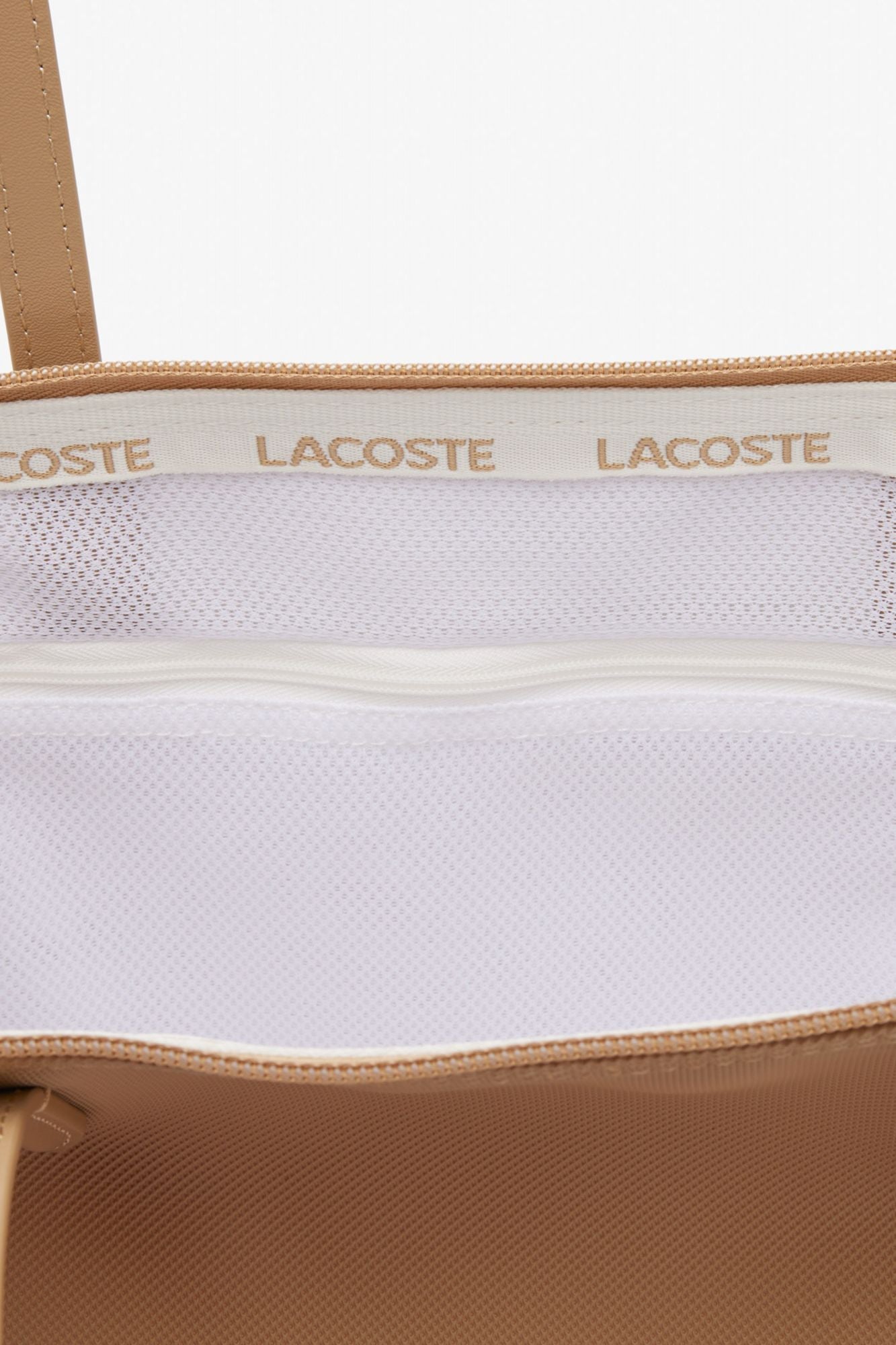 LACOSTE  LARGE COATED CANVAS TOTE en color MARRON CLARO (3)