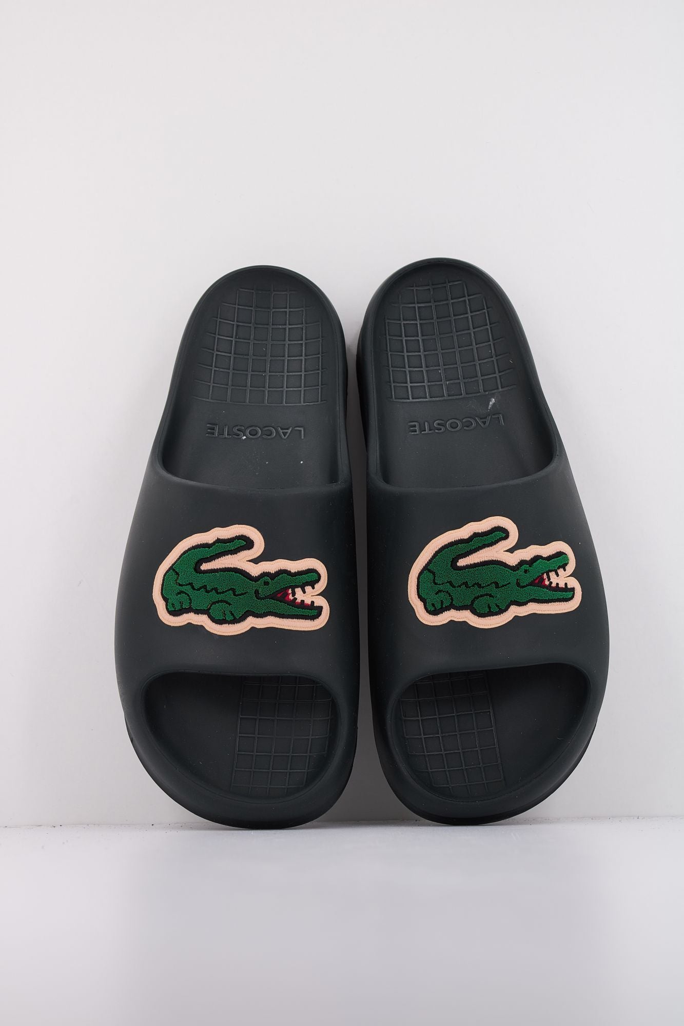 LACOSTE SERVE SLIDE 2.0 en color VERDE (3)