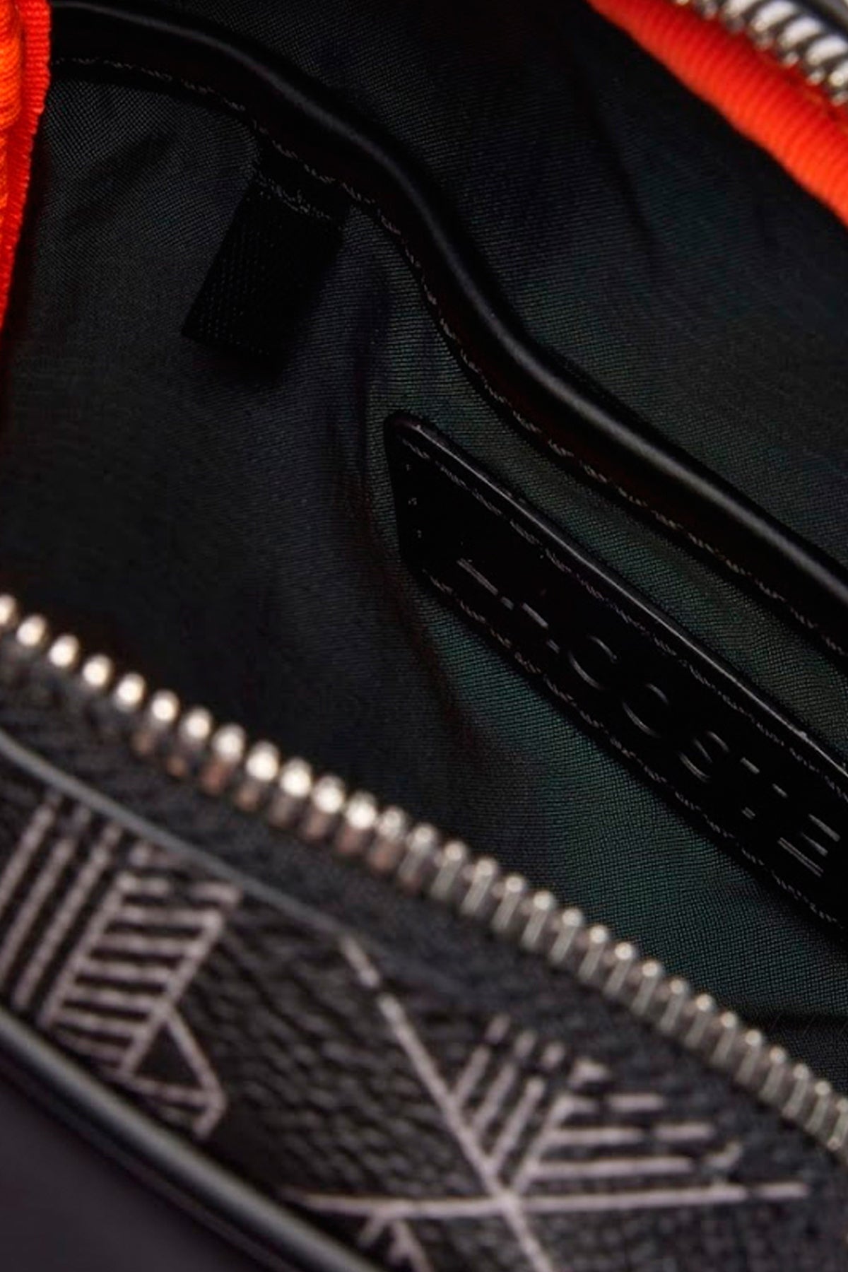 LACOSTE VERTICAL CAMERA BAG en color NEGRO (2)