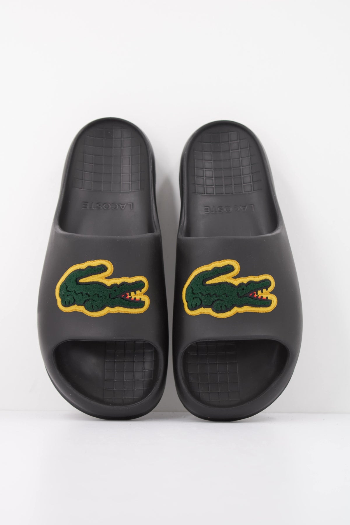 LACOSTE SERVE SLIDE 52CMA0001 en color NEGRO (1)
