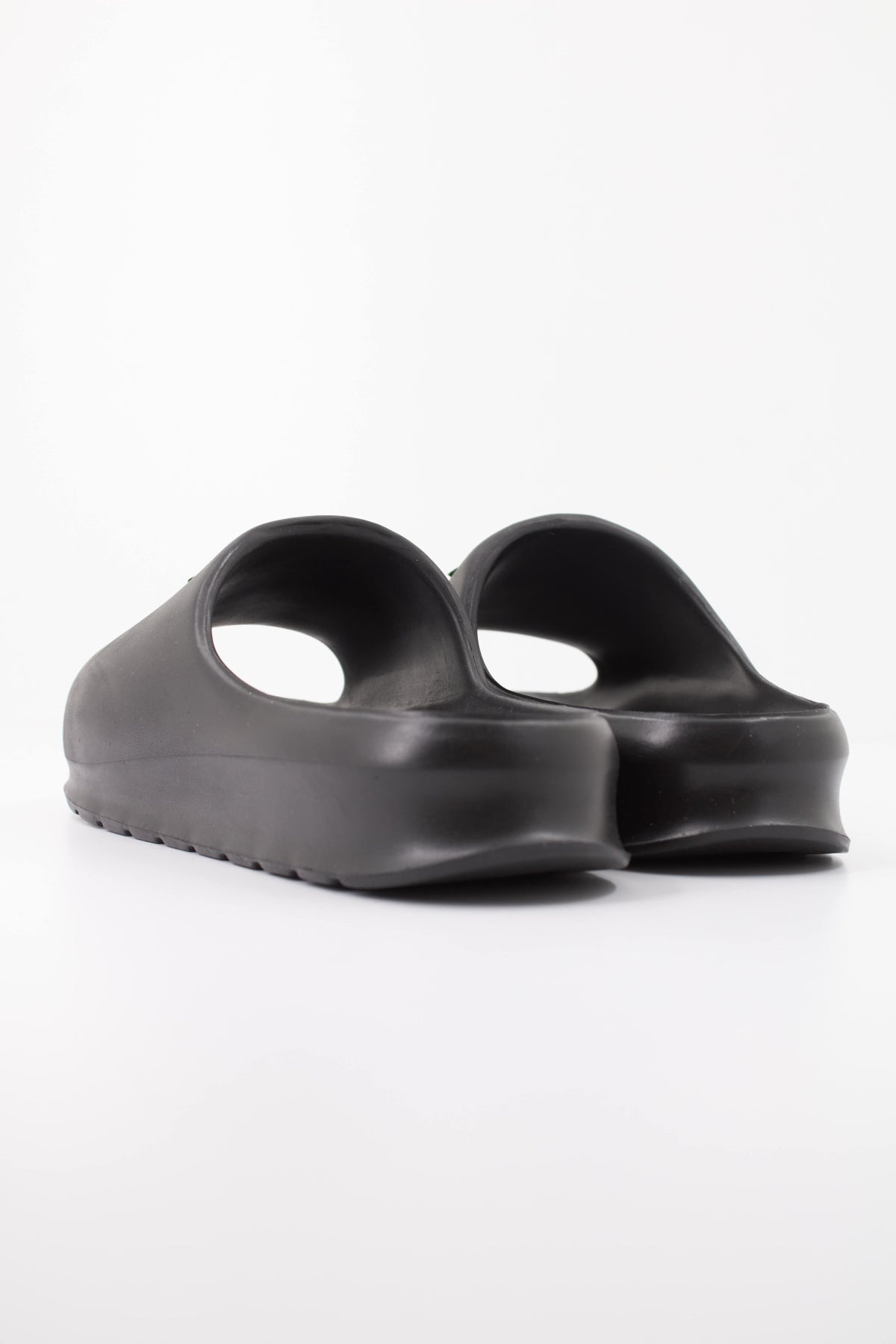 LACOSTE SERVE SLIDE 52CMA0001 en color NEGRO (4)