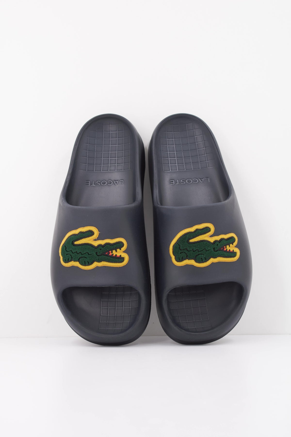 LACOSTE SERVE SLIDE en color NEGRO (2)