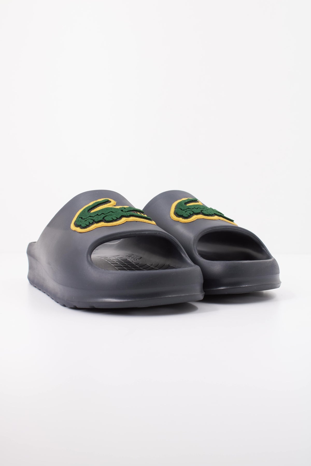 LACOSTE SERVE SLIDE en color NEGRO (3)