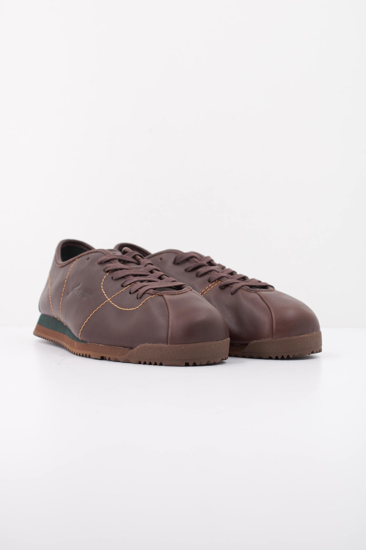 LACOSTE CLUB LOW 52SMA0020 en color MARRON (2)