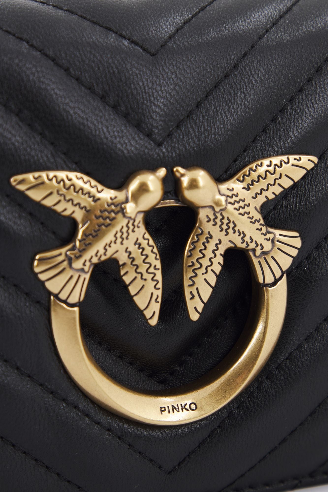 PINKO  LOVE CLICK MINI CHEVRO en color NEGRO (4)
