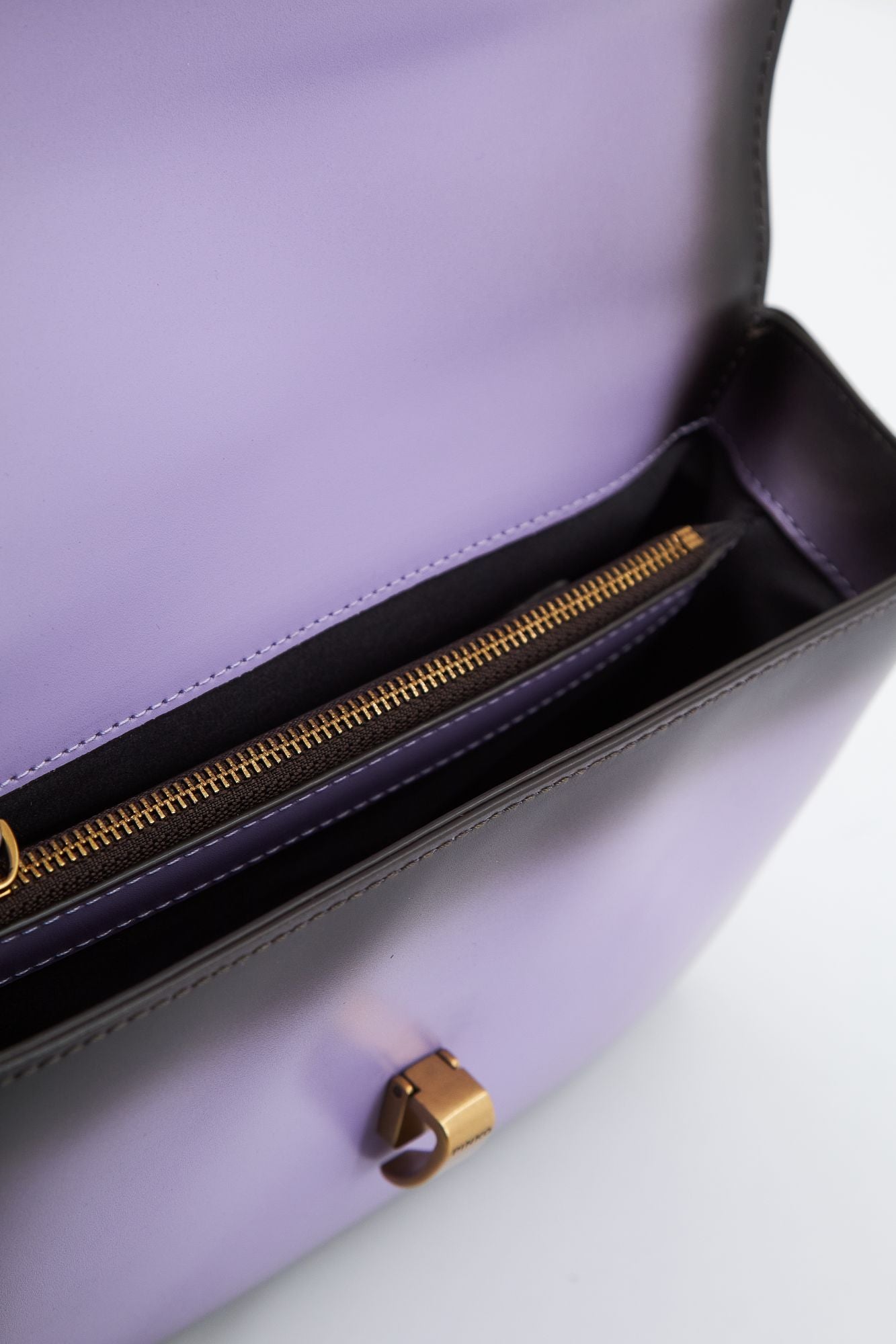 PINKO CUPIDO MESSENGER CLASSIC en color VIOLETA (4)