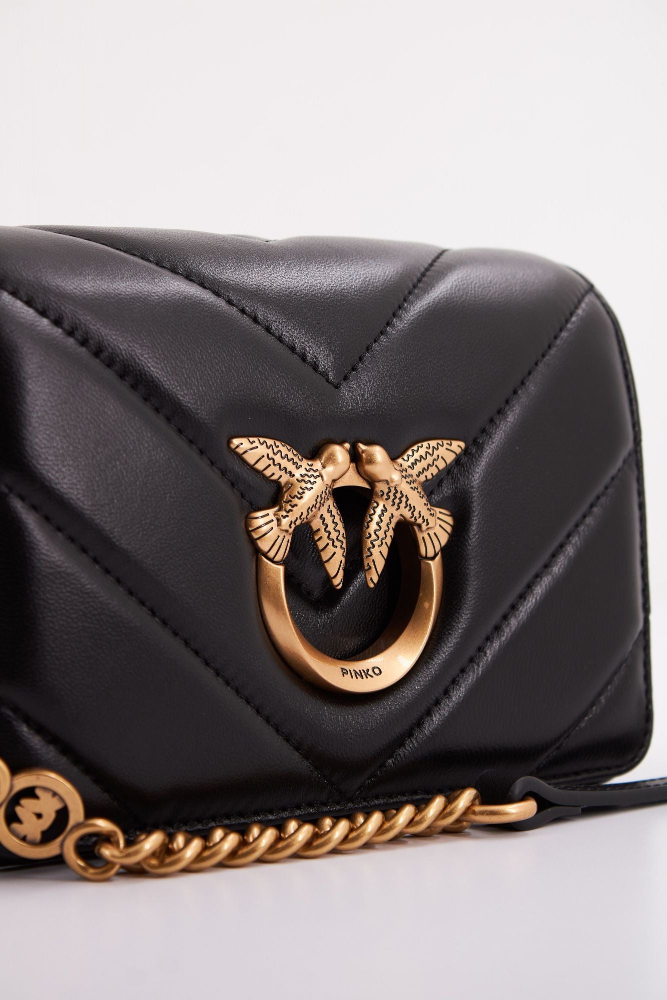 PINKO LOVE ONE MINI DC SHEEP en color NEGRO (4)