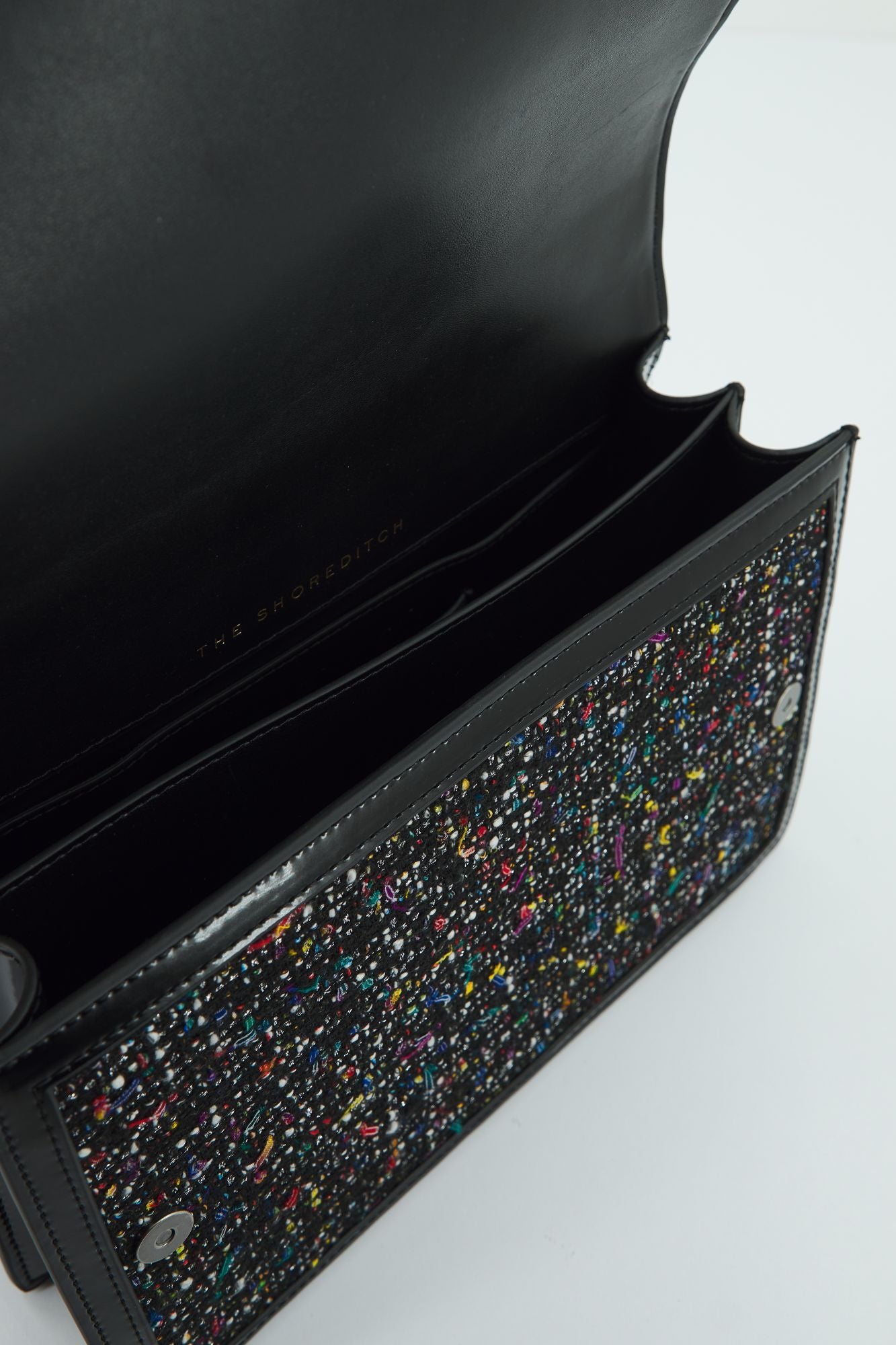 KURT GEIGER LONDON LG SHOREDITCH CROSS BOD en color NEGRO (4)