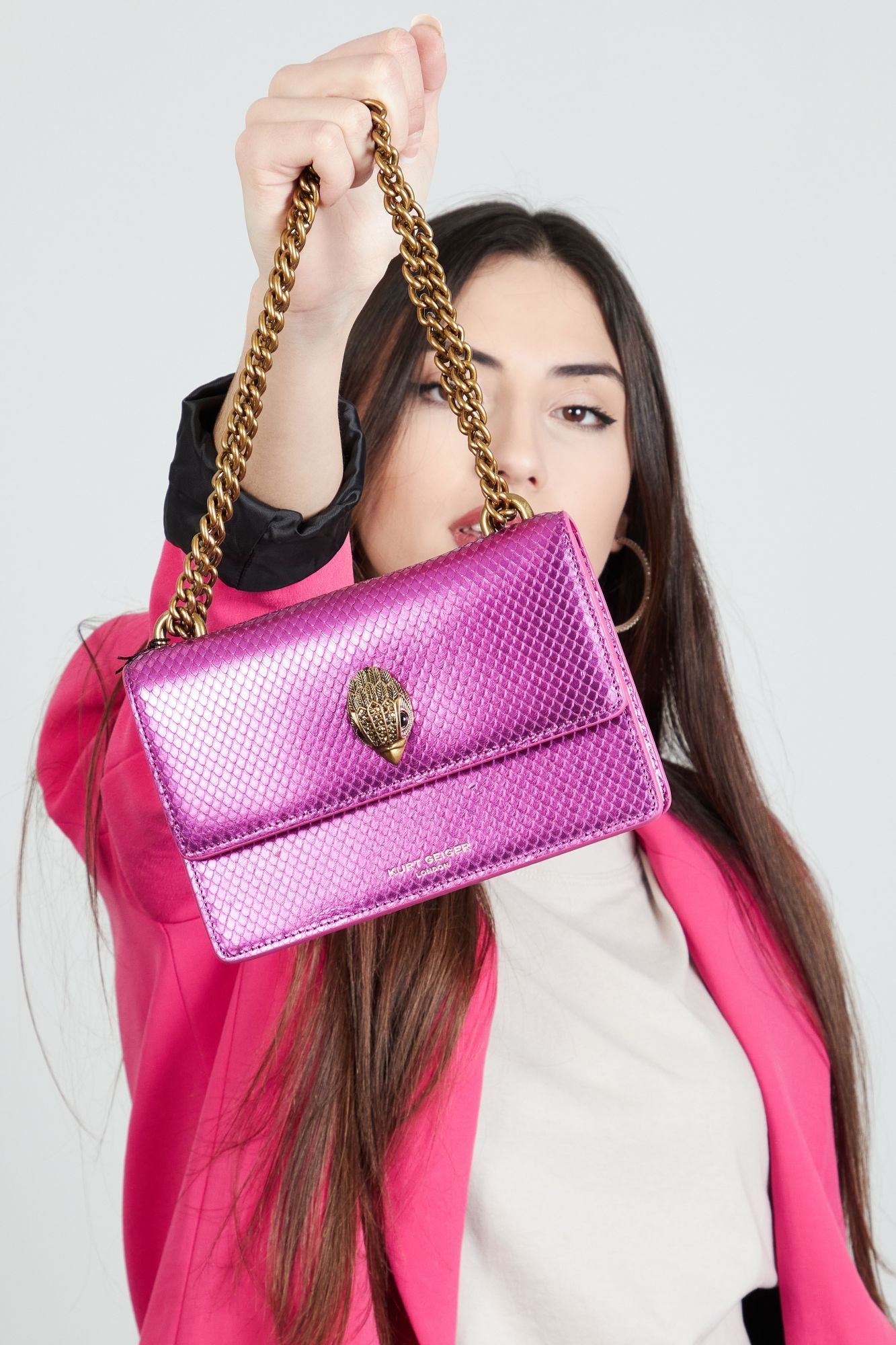 KURT GEIGER LONDON  SHOREDITCH SM CROSS BODY en color ROSA (4)