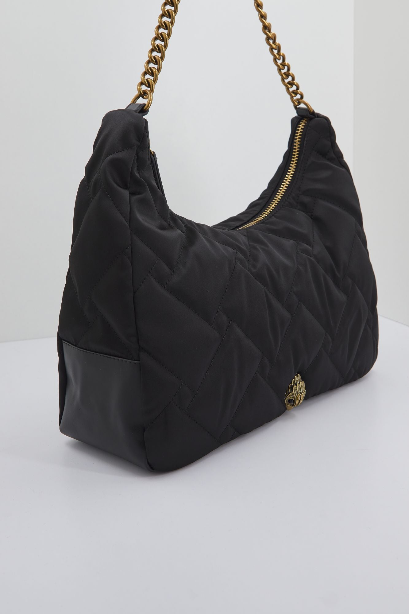 KURT GEIGER LONDON RECYCLED LG HOBO en color NEGRO (2)