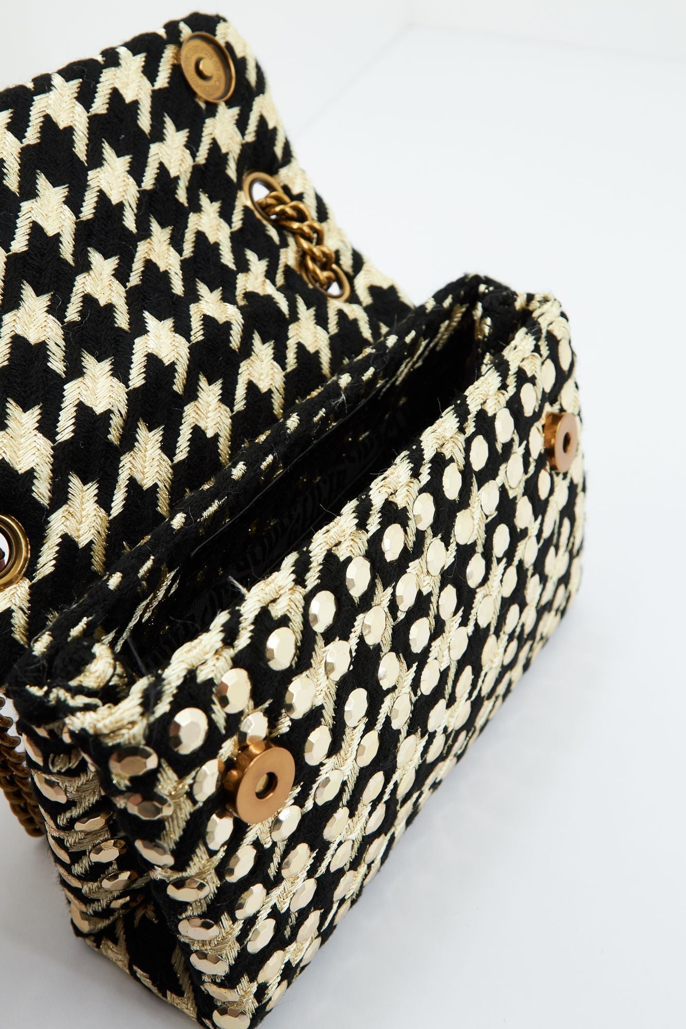 KURT GEIGER LONDON MINI KENSINGTON STUDS en color NEGRO (4)