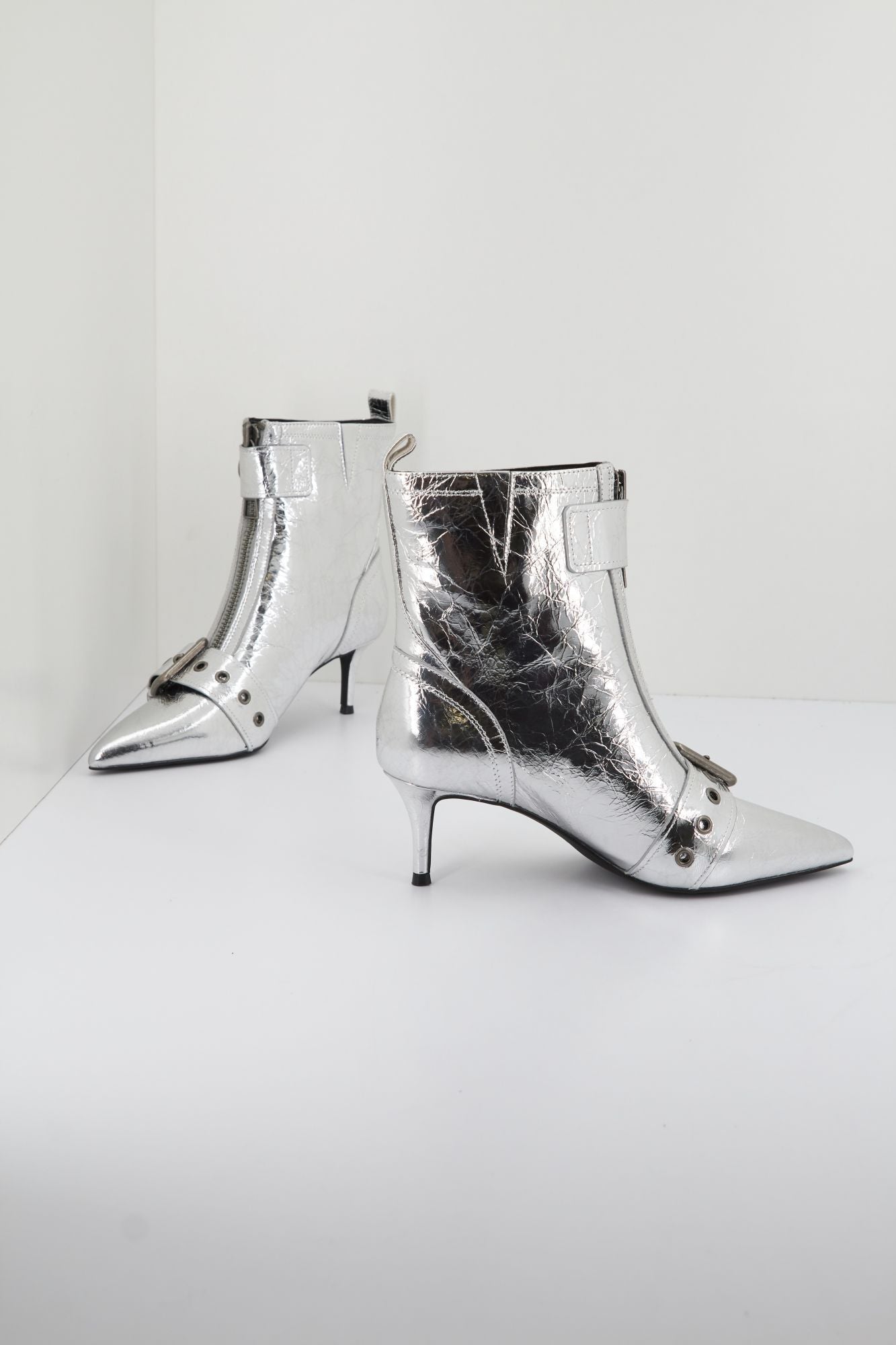 KURT GEIGER LONDON HACKNEY KITTEN BOOT en color PLATA (3)