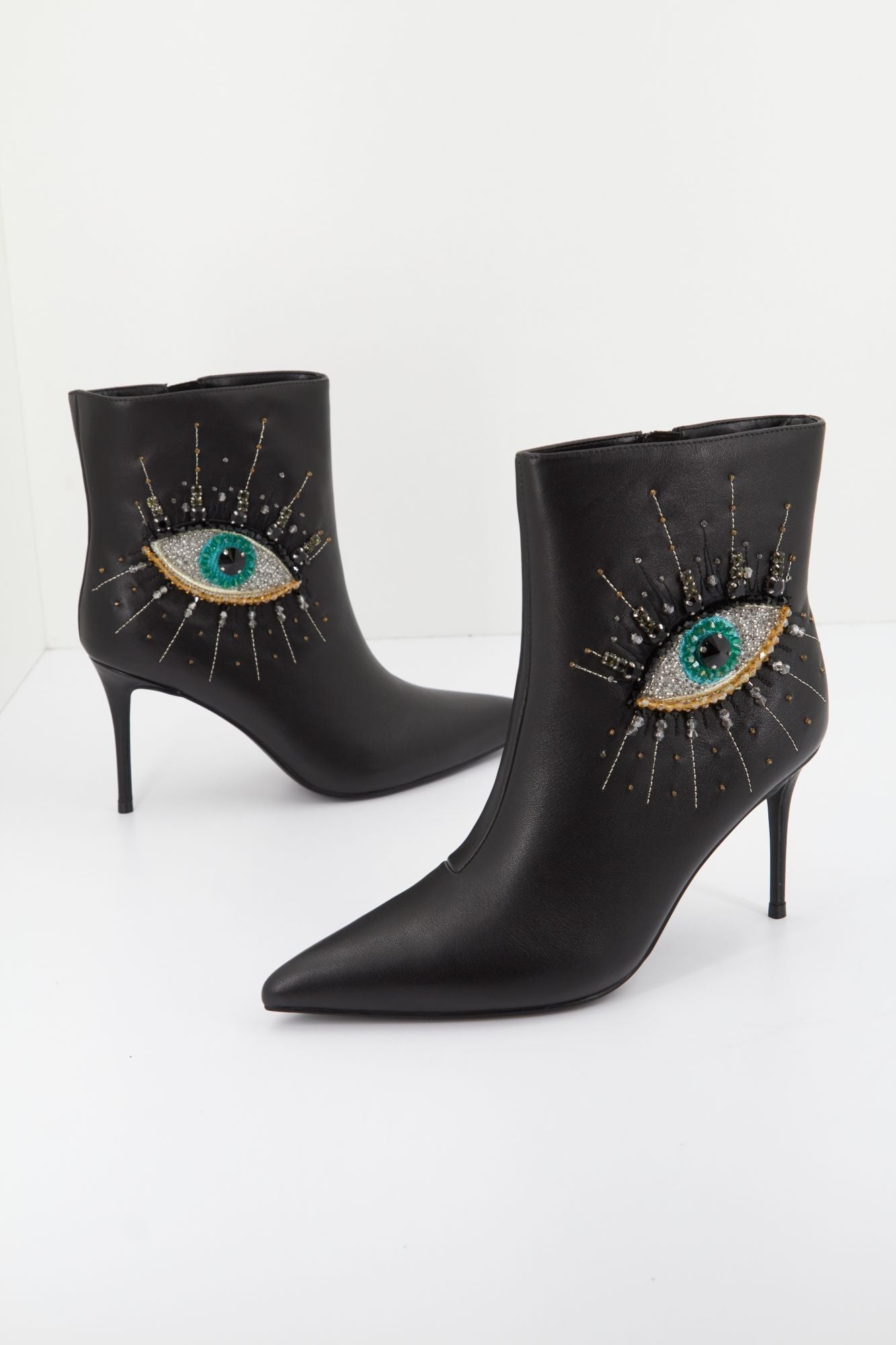 KURT GEIGER LONDON BELGRAVIA EYE ANKLE BOOT en color NEGRO (2)