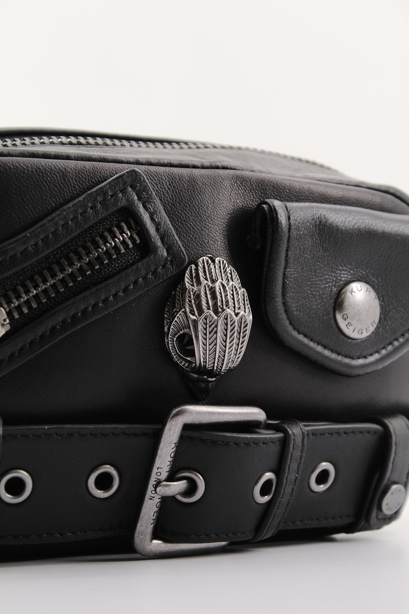 KURT GEIGER LONDON 690-HACKNEY SM CAMERA BAG en color NEGRO (4)