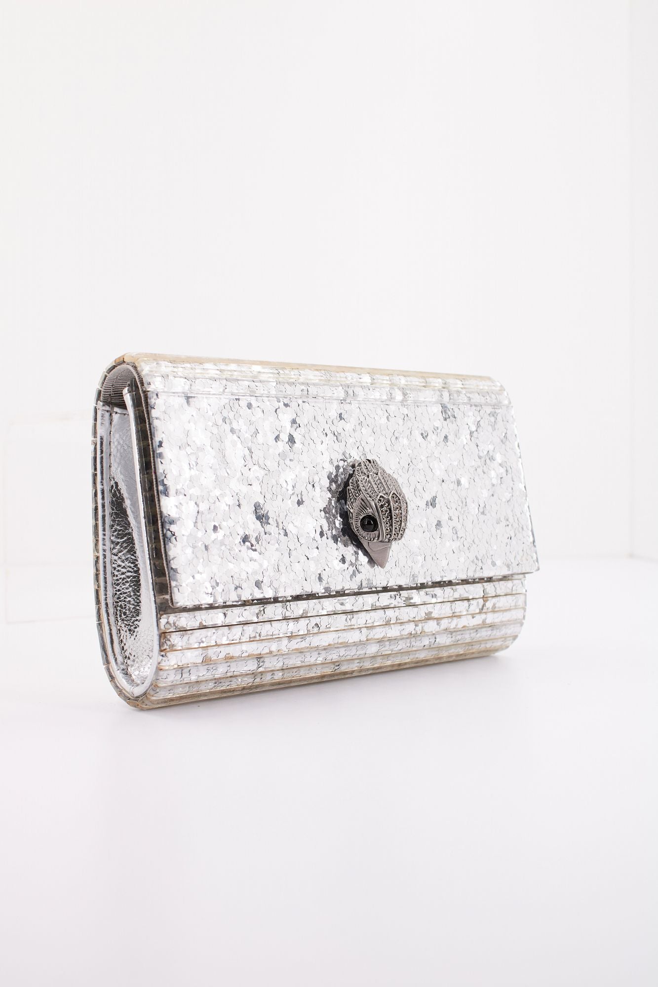 KURT GEIGER LONDON  PARTU EAGLE CLUTH en color PLATA (2)