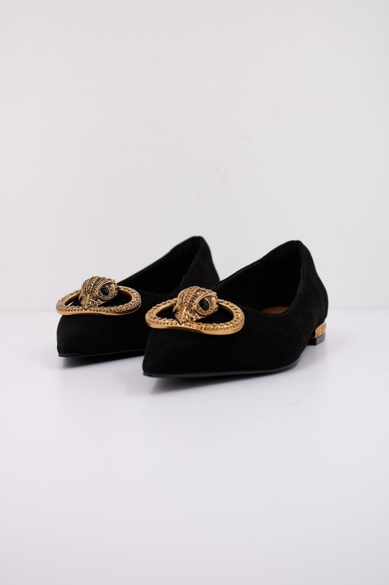 KURT GEIGER LONDON CHELSEA POINT FLAT en color NEGRO (2)