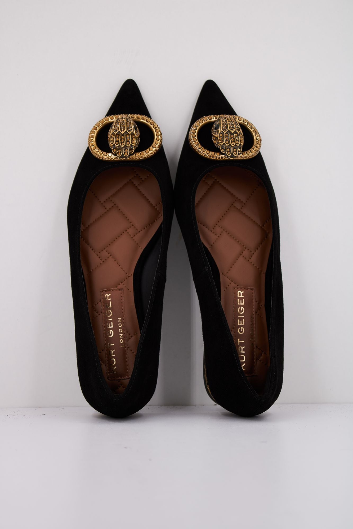 KURT GEIGER LONDON CHELSEA POINT FLAT en color NEGRO (3)